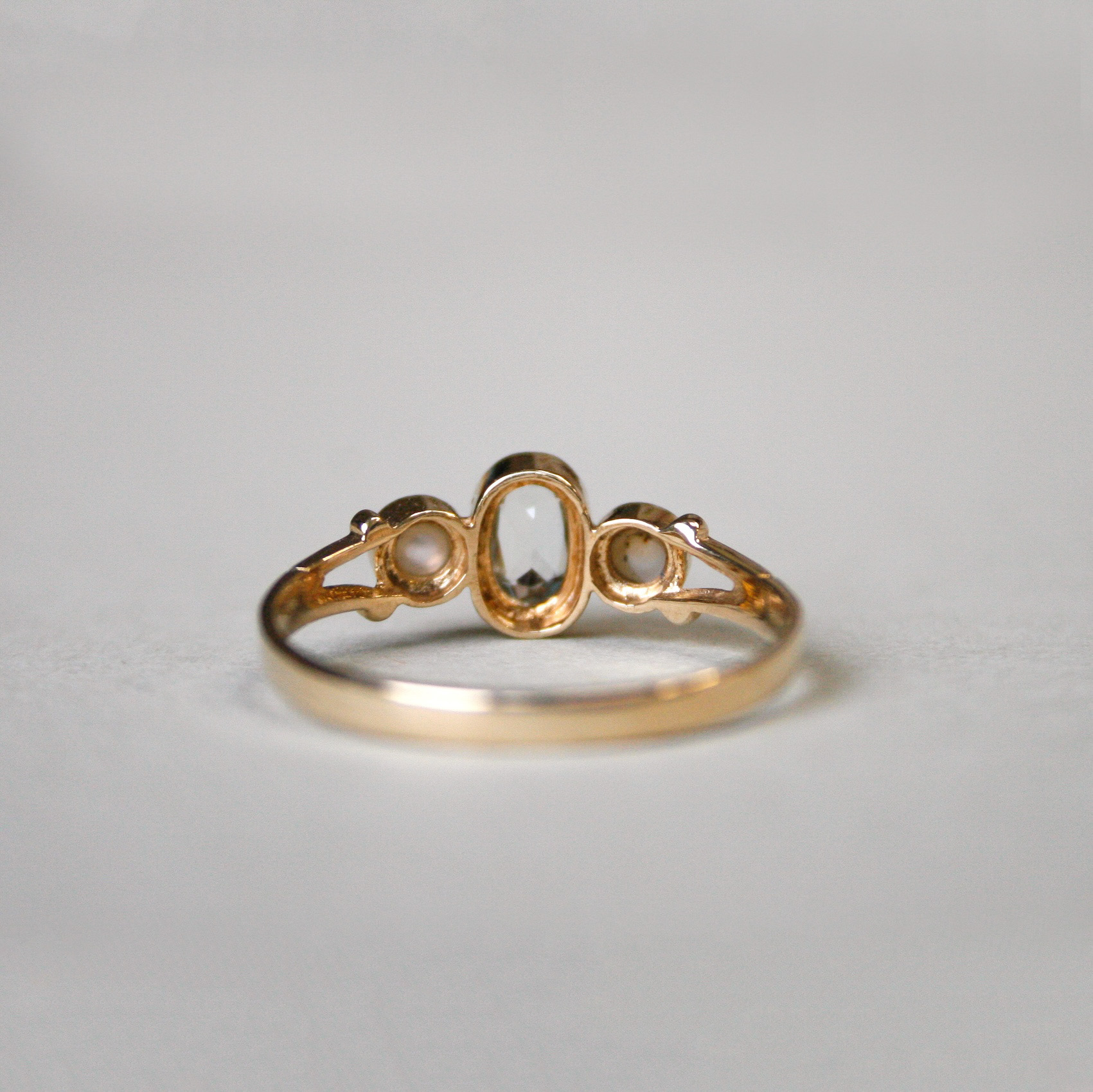 Cutie 9ct gold aquamarine and pearl three stone ring - Image 3