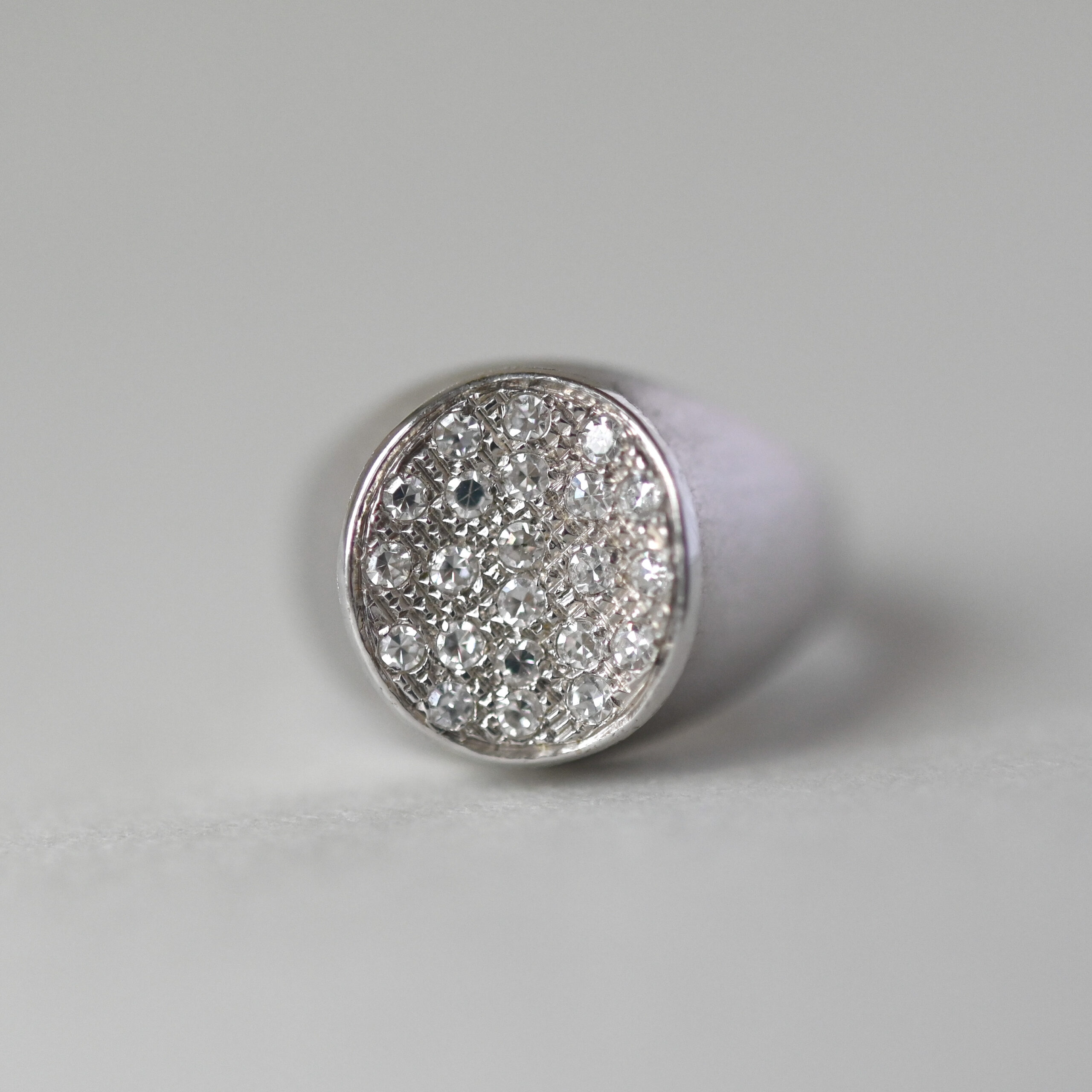 Contemporary 18ct white gold diamond concave signet ring - Image 4