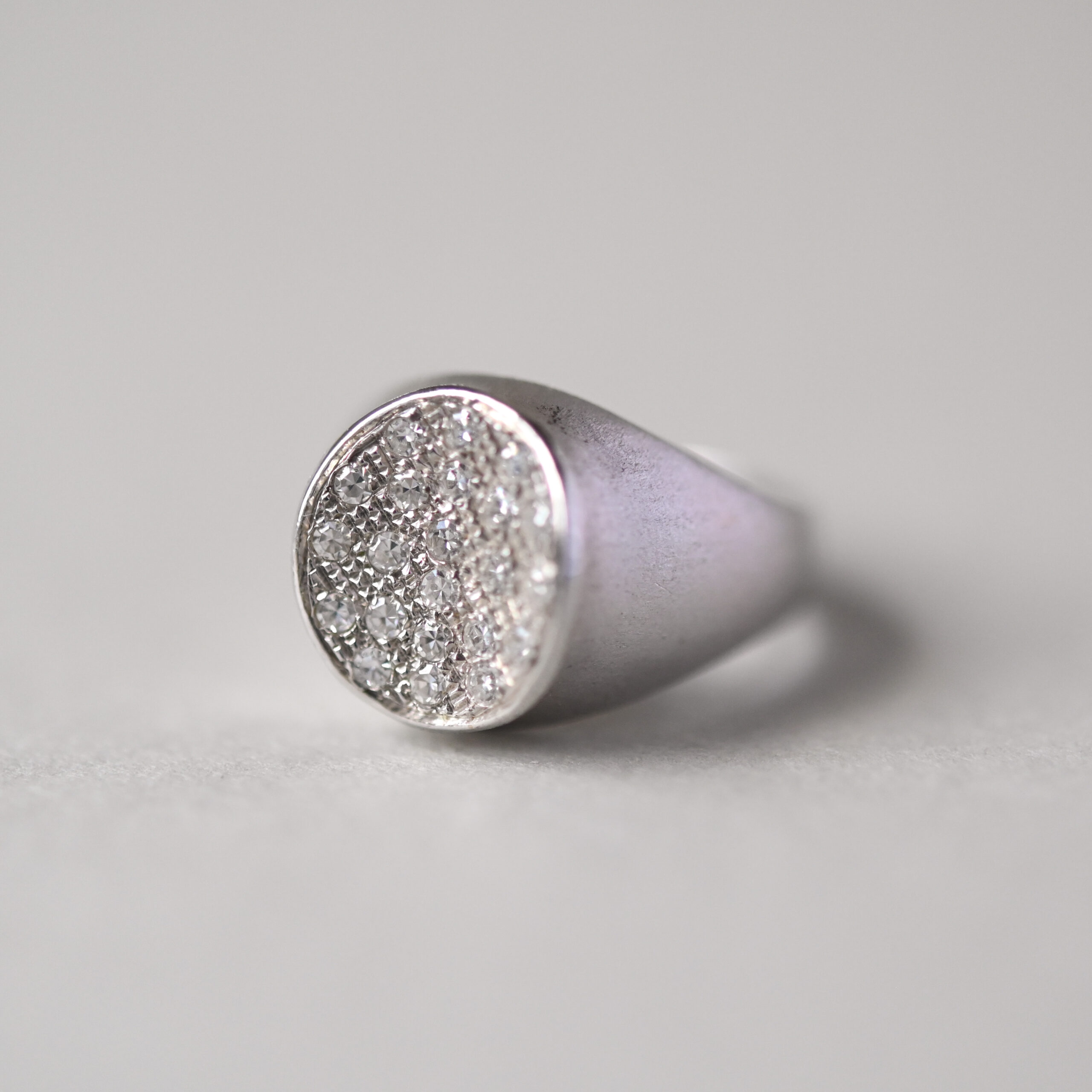 Contemporary 18ct white gold diamond concave signet ring - Image 2