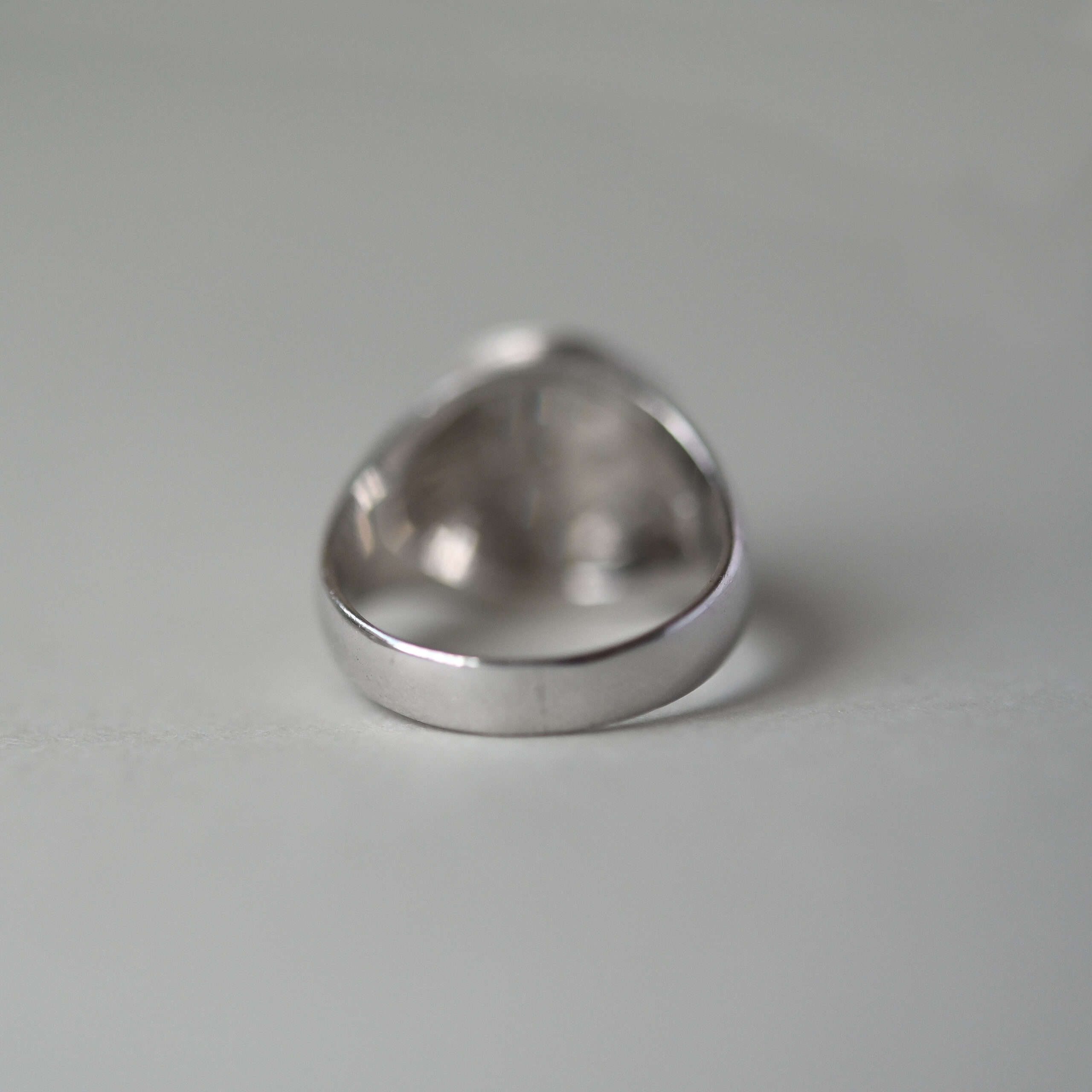 Contemporary 18ct white gold diamond concave signet ring - Image 6