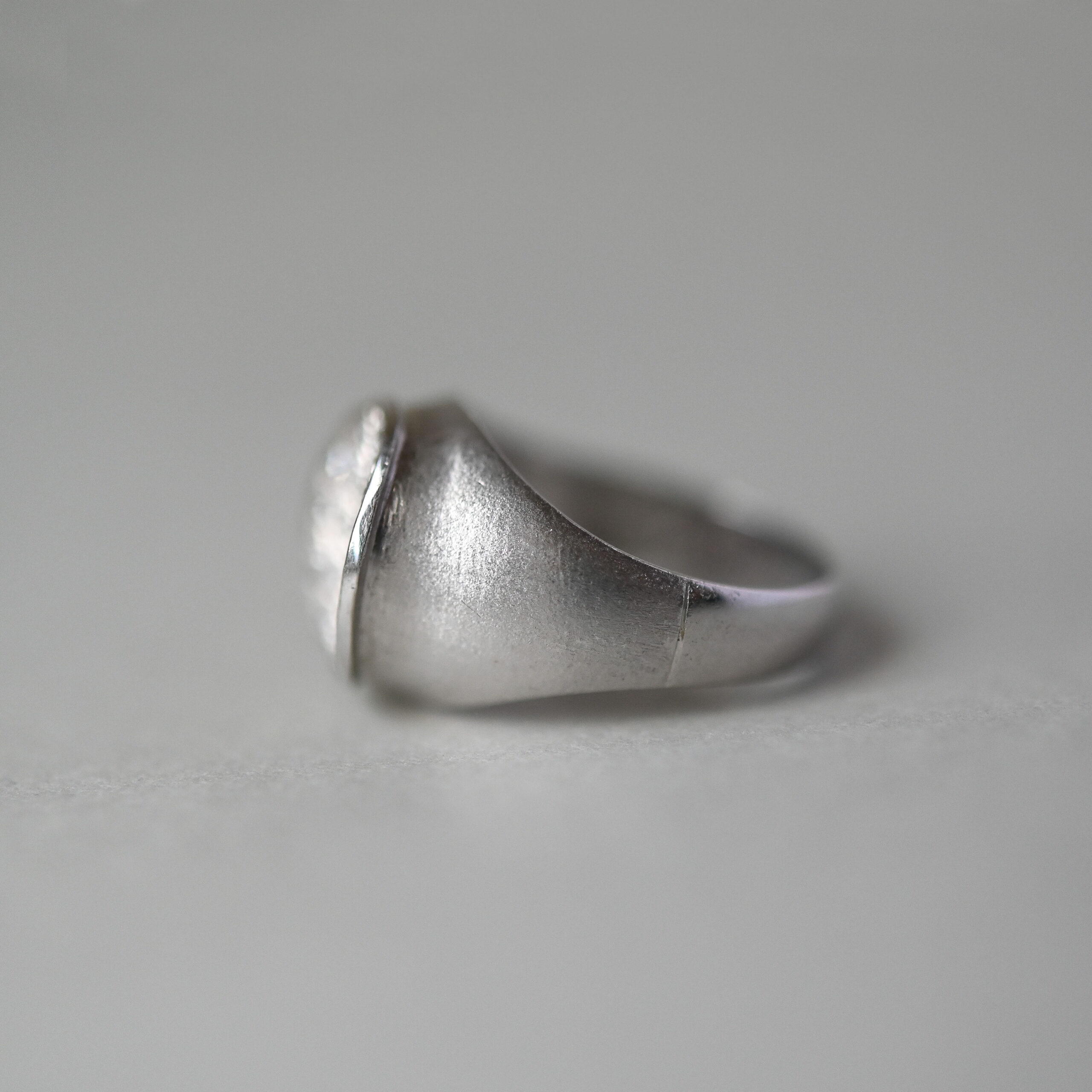Contemporary 18ct white gold diamond concave signet ring - Image 5