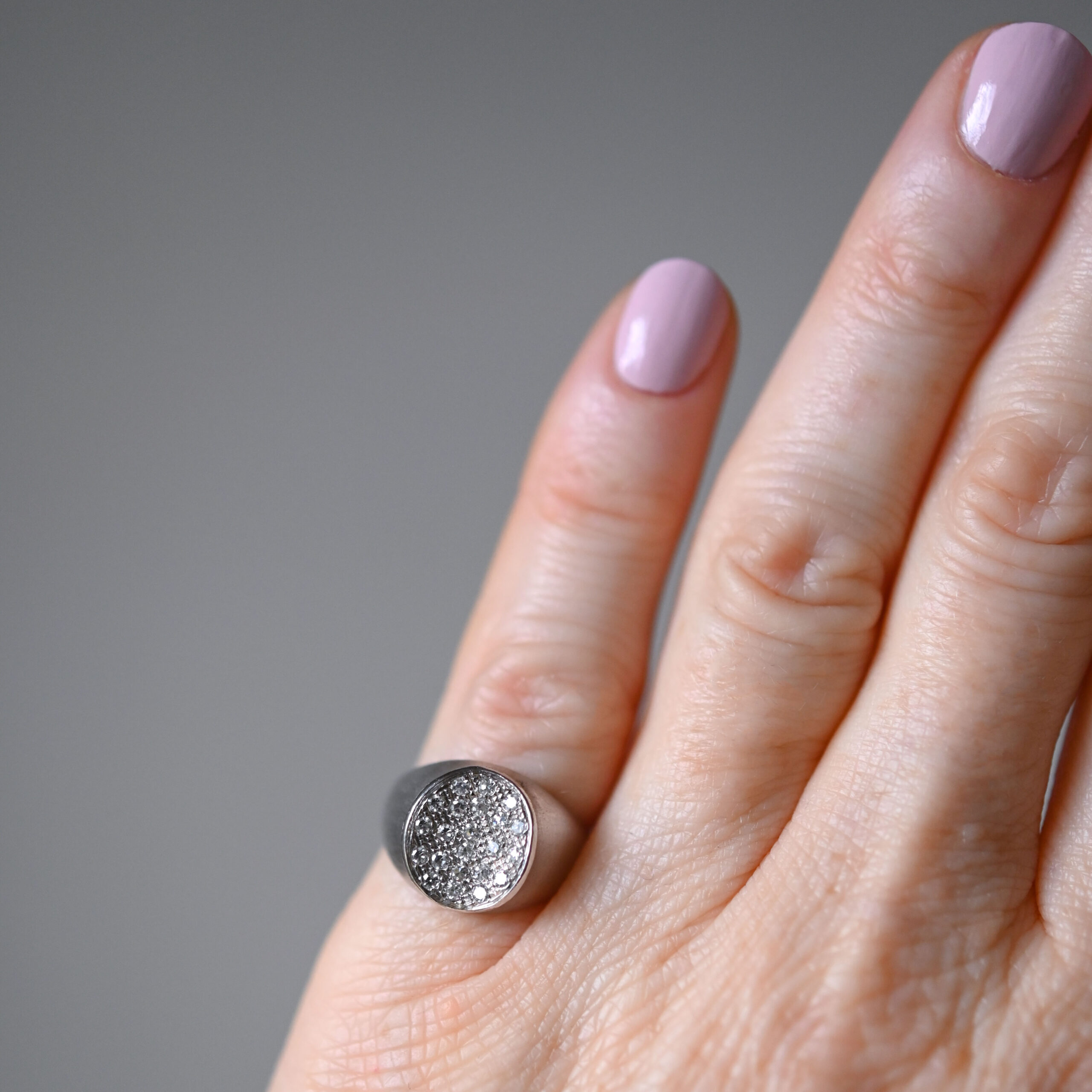 Contemporary 18ct white gold diamond concave signet ring - Image 3