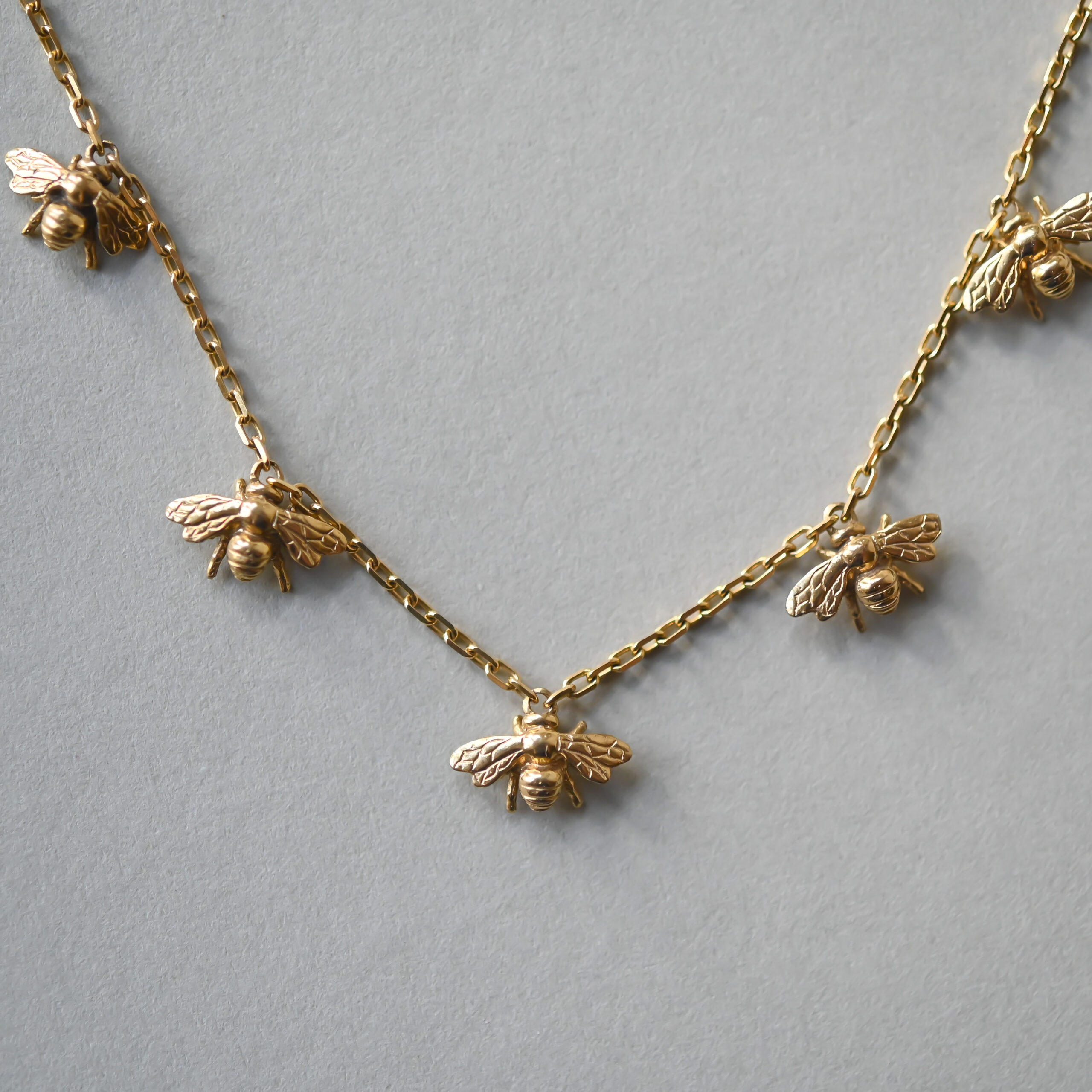 Contemporary 9ct gold bee fringe necklace