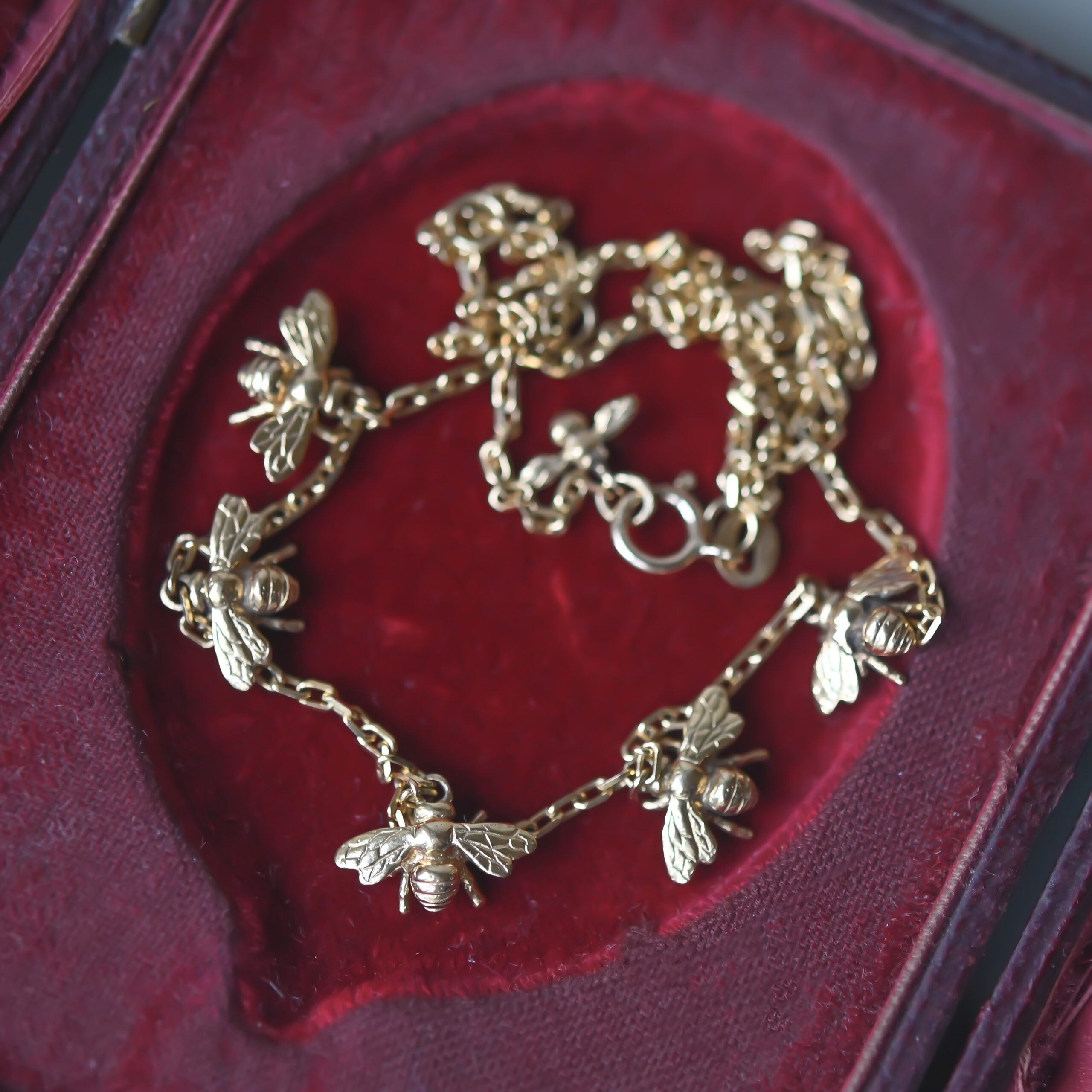 Contemporary 9ct gold bee fringe necklace - Image 2