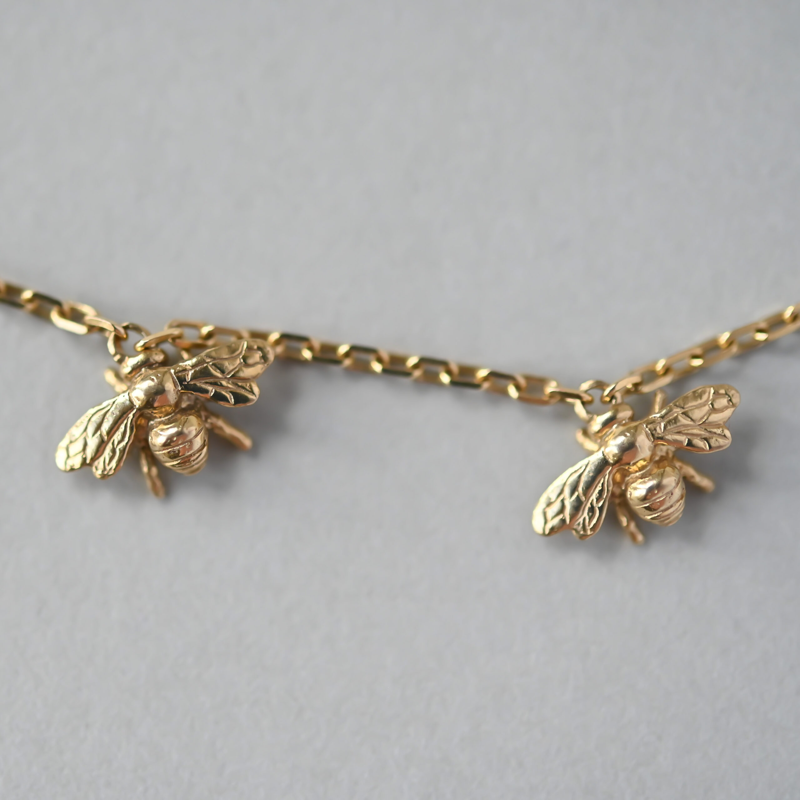 Contemporary 9ct gold bee fringe necklace - Image 3
