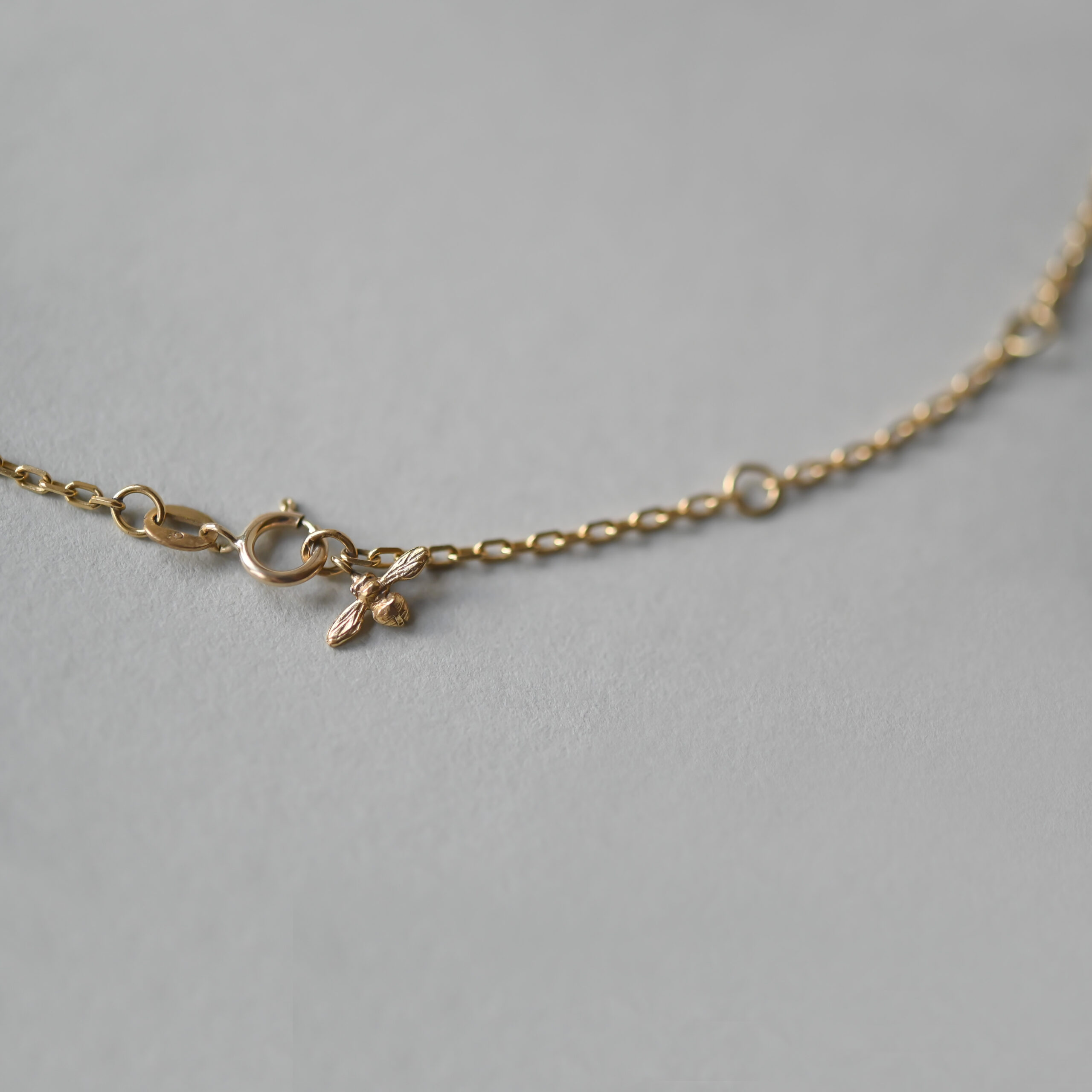 Contemporary 9ct gold bee fringe necklace - Image 6