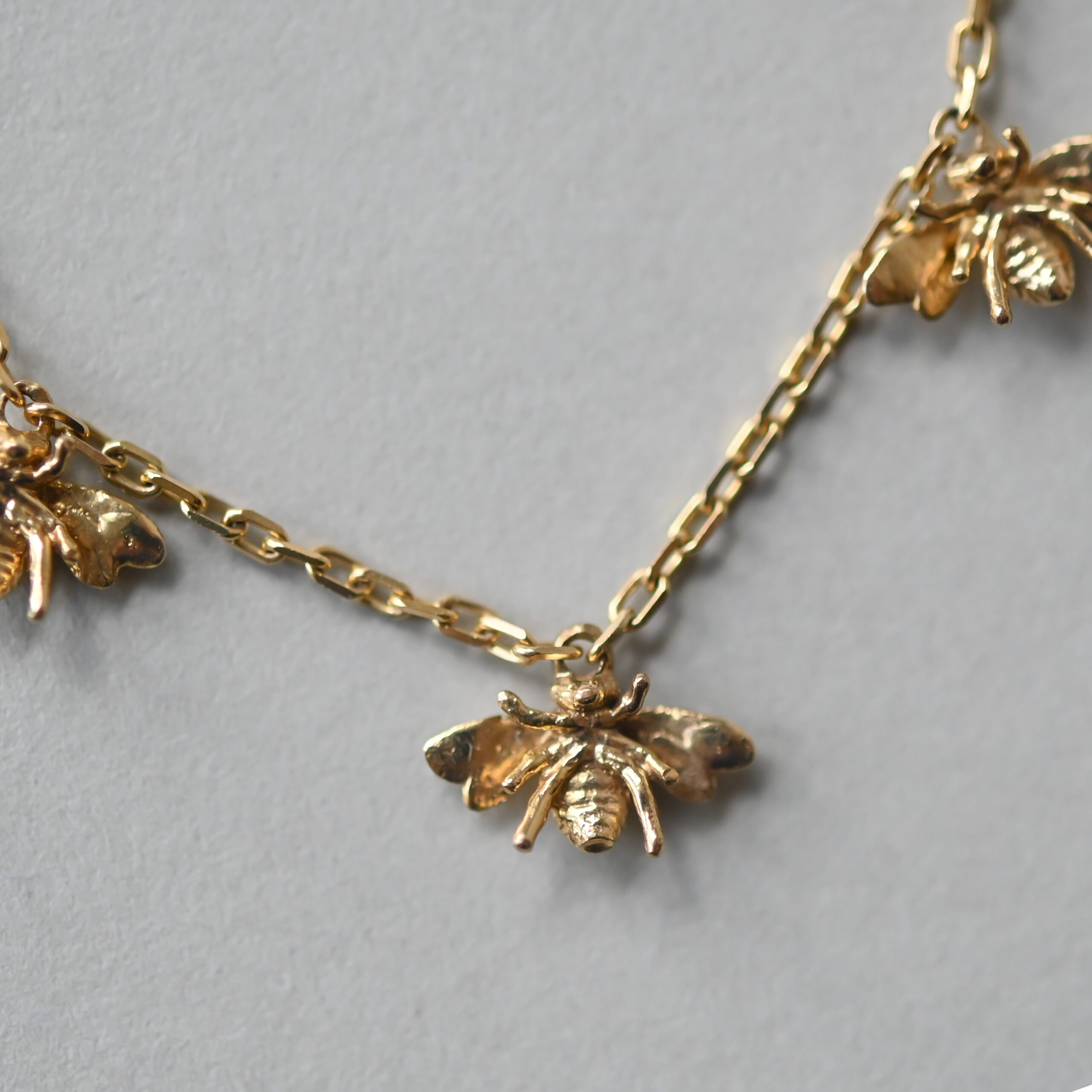 Contemporary 9ct gold bee fringe necklace - Image 4