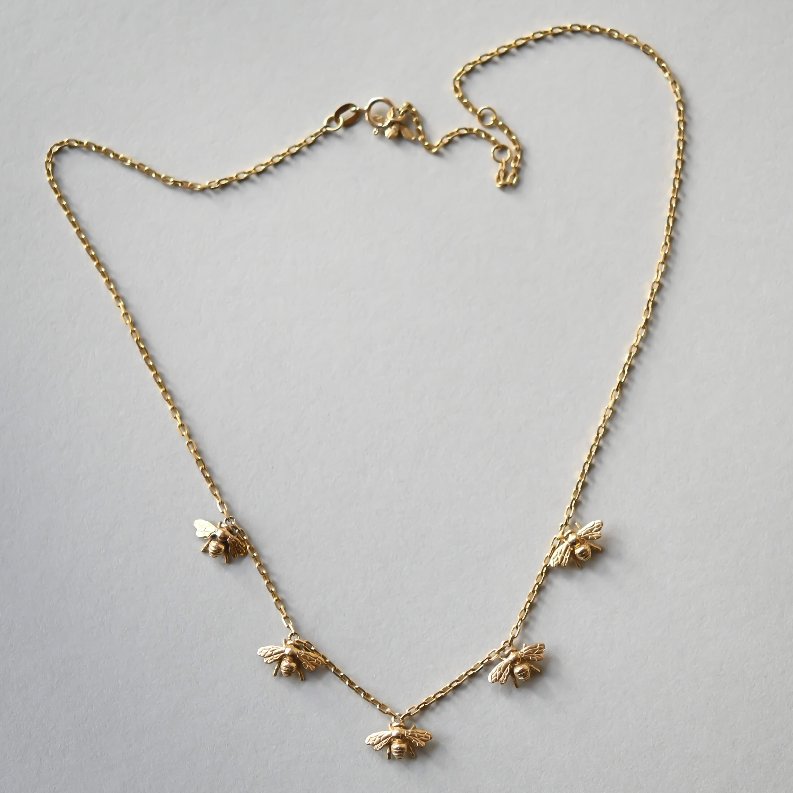 Contemporary 9ct gold bee fringe necklace - Image 5