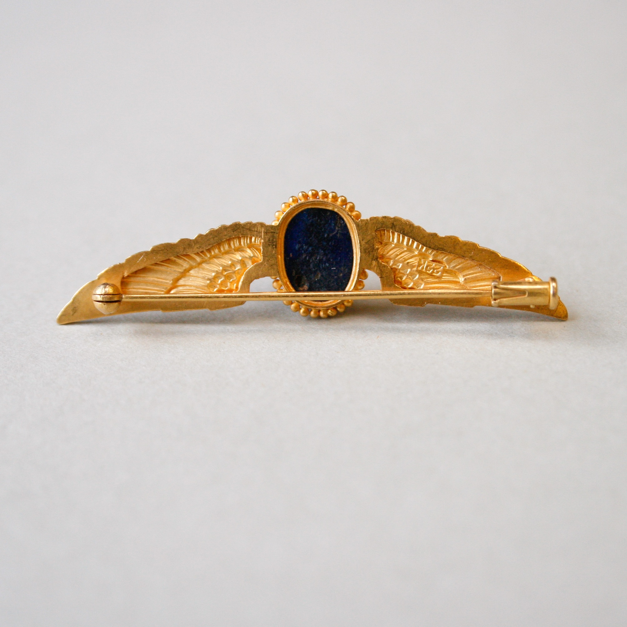 Egyptian Revival 22ct gold hardstone scarab beetle brooch - Image 5