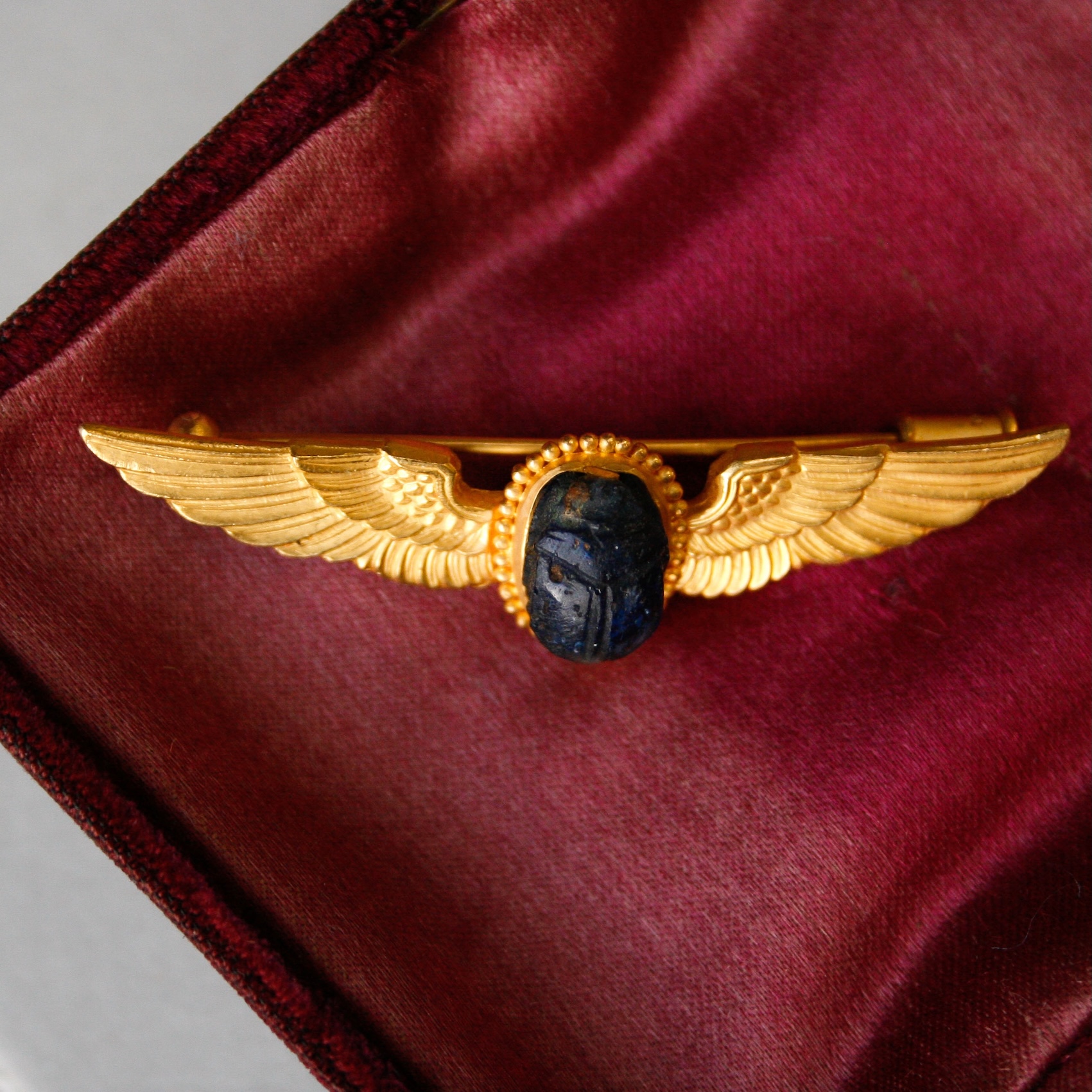 Egyptian Revival 22ct gold hardstone scarab beetle brooch - Image 2