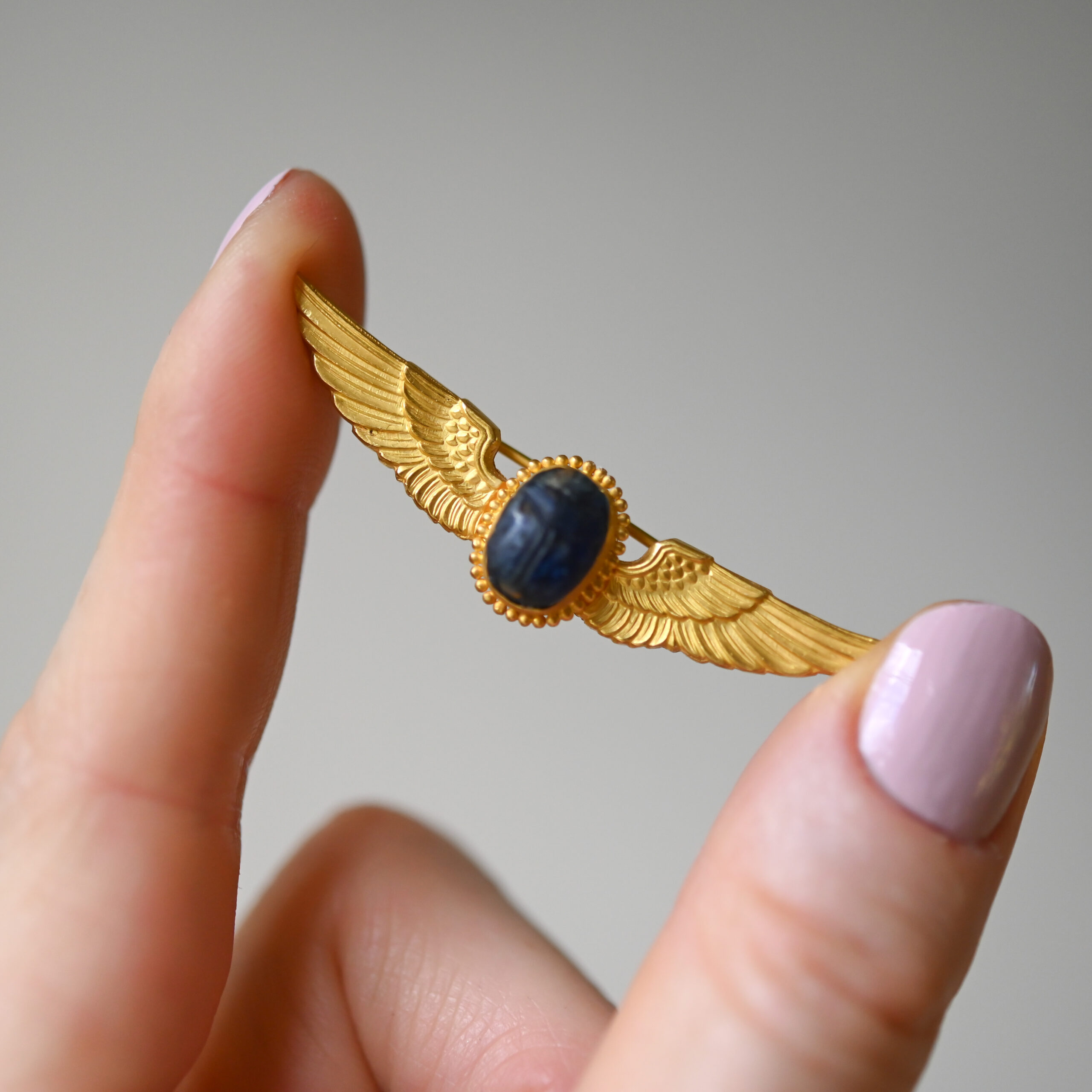 Egyptian Revival 22ct gold hardstone scarab beetle brooch - Image 3
