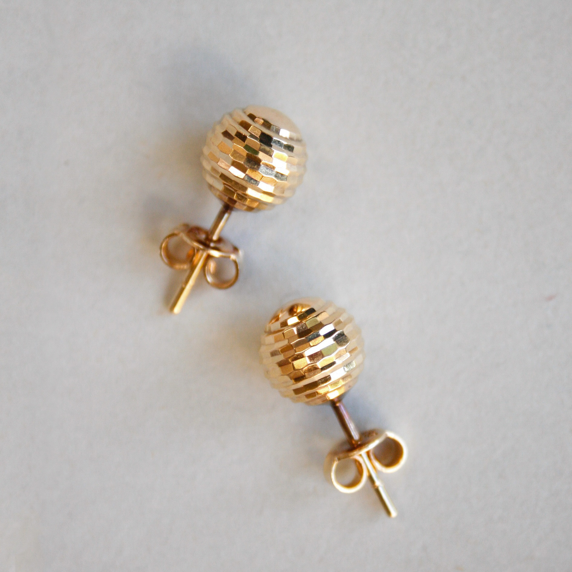 Aesthetic pair of 18ct gold facetted ball earrings - Image 4