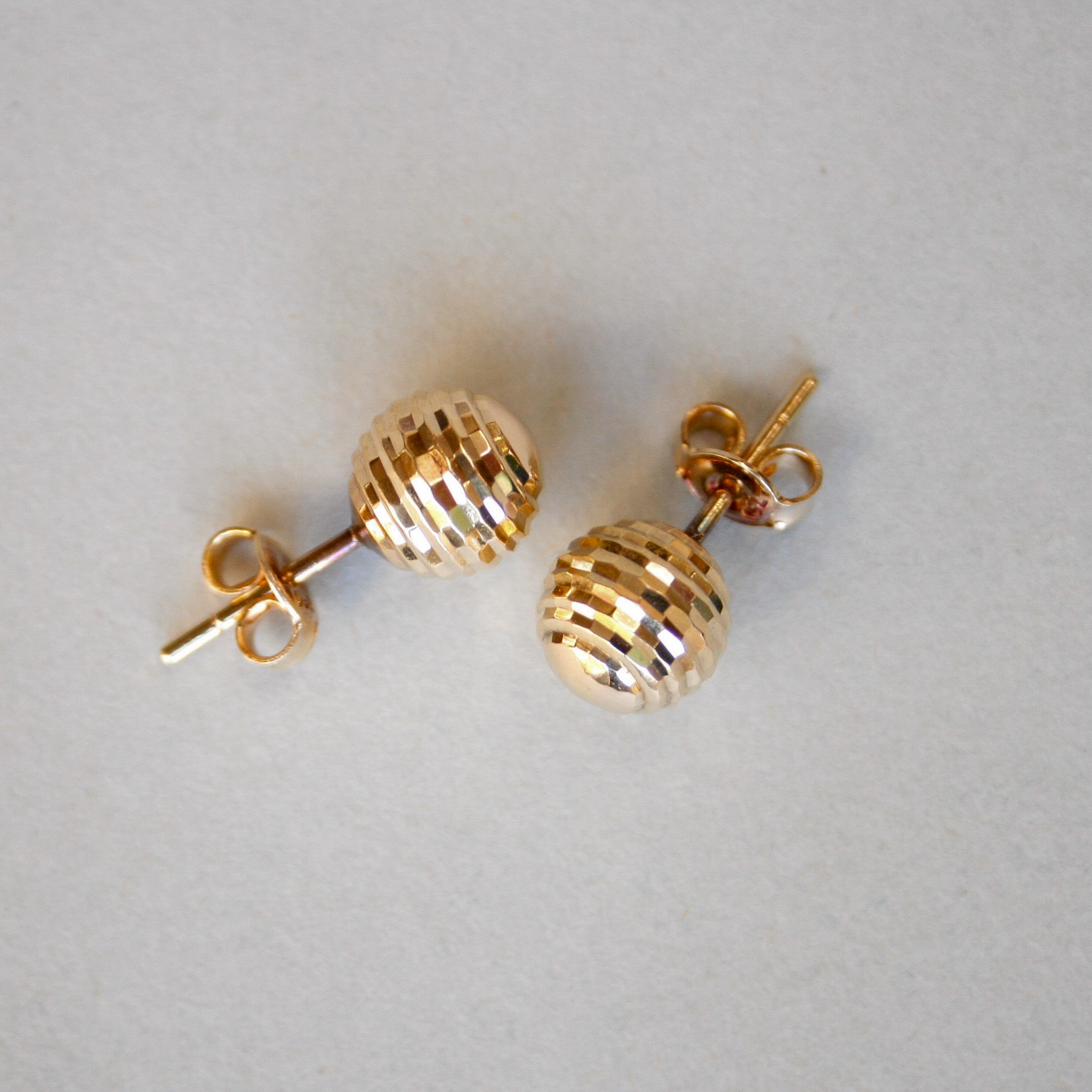 Aesthetic pair of 18ct gold facetted ball earrings - Image 3