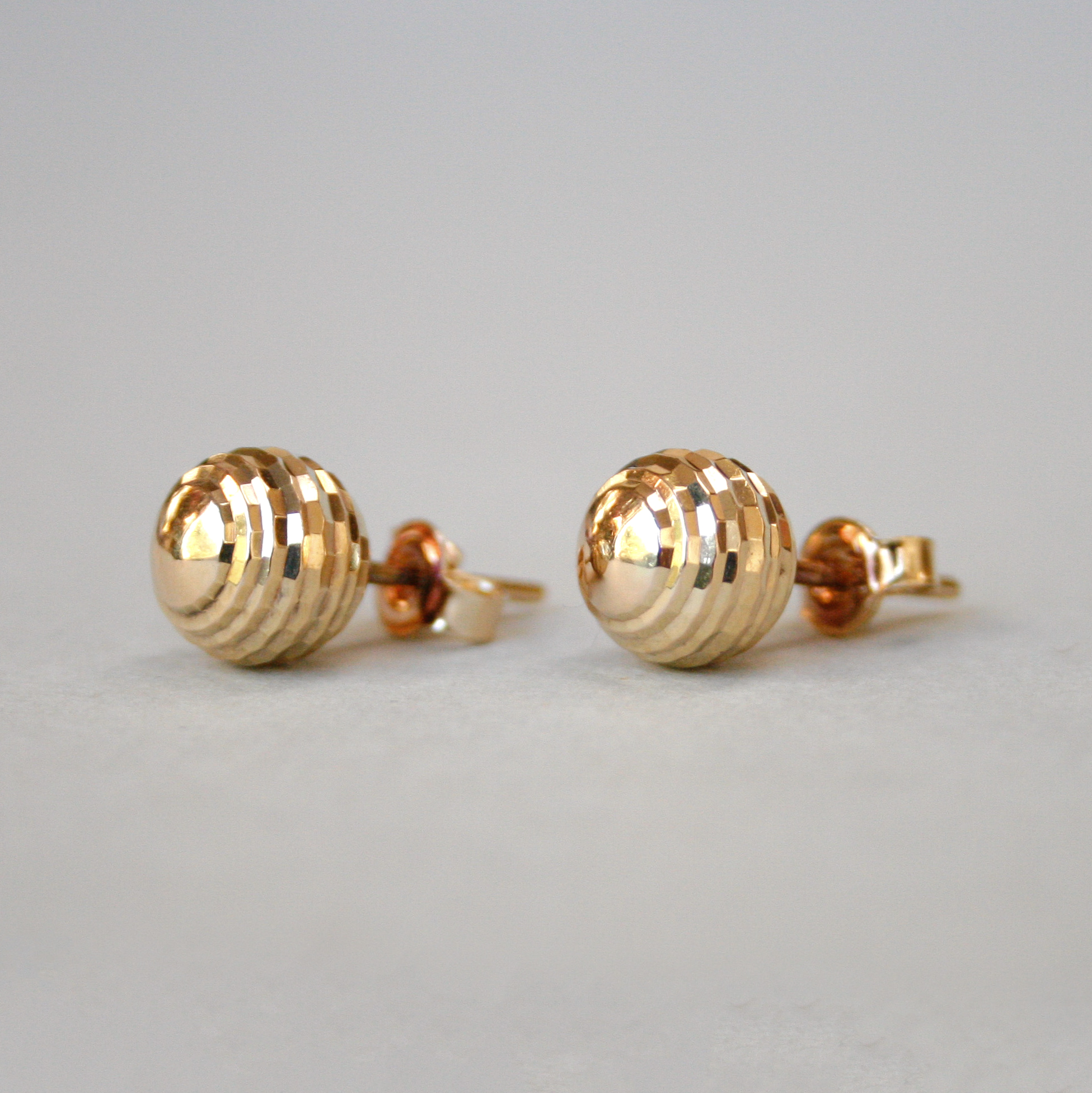 Aesthetic pair of 18ct gold facetted ball earrings - Image 2