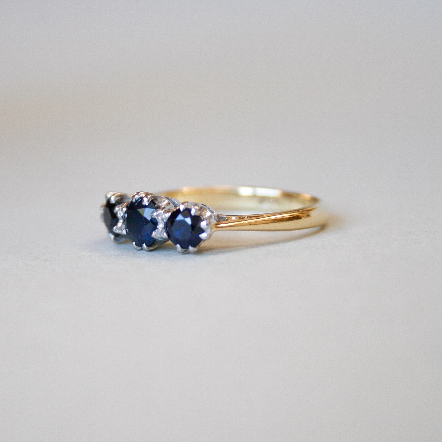 Classic 18ct gold sapphire three stone ring - Image 2