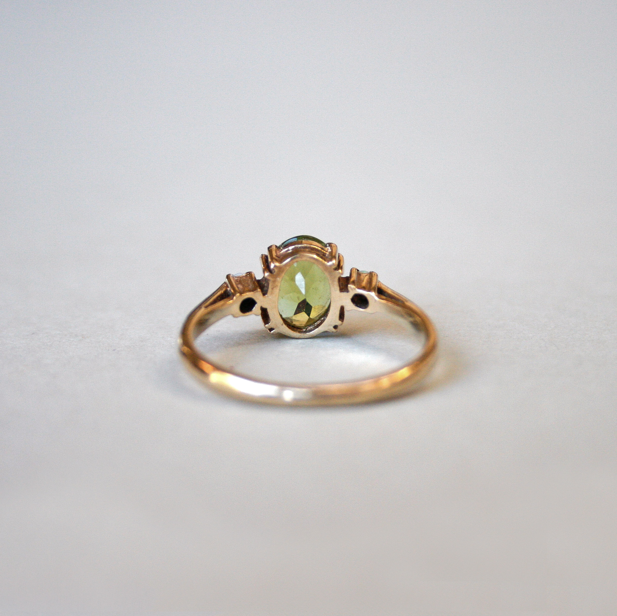 Contemporary 9ct gold peridot and opal ring - Image 3