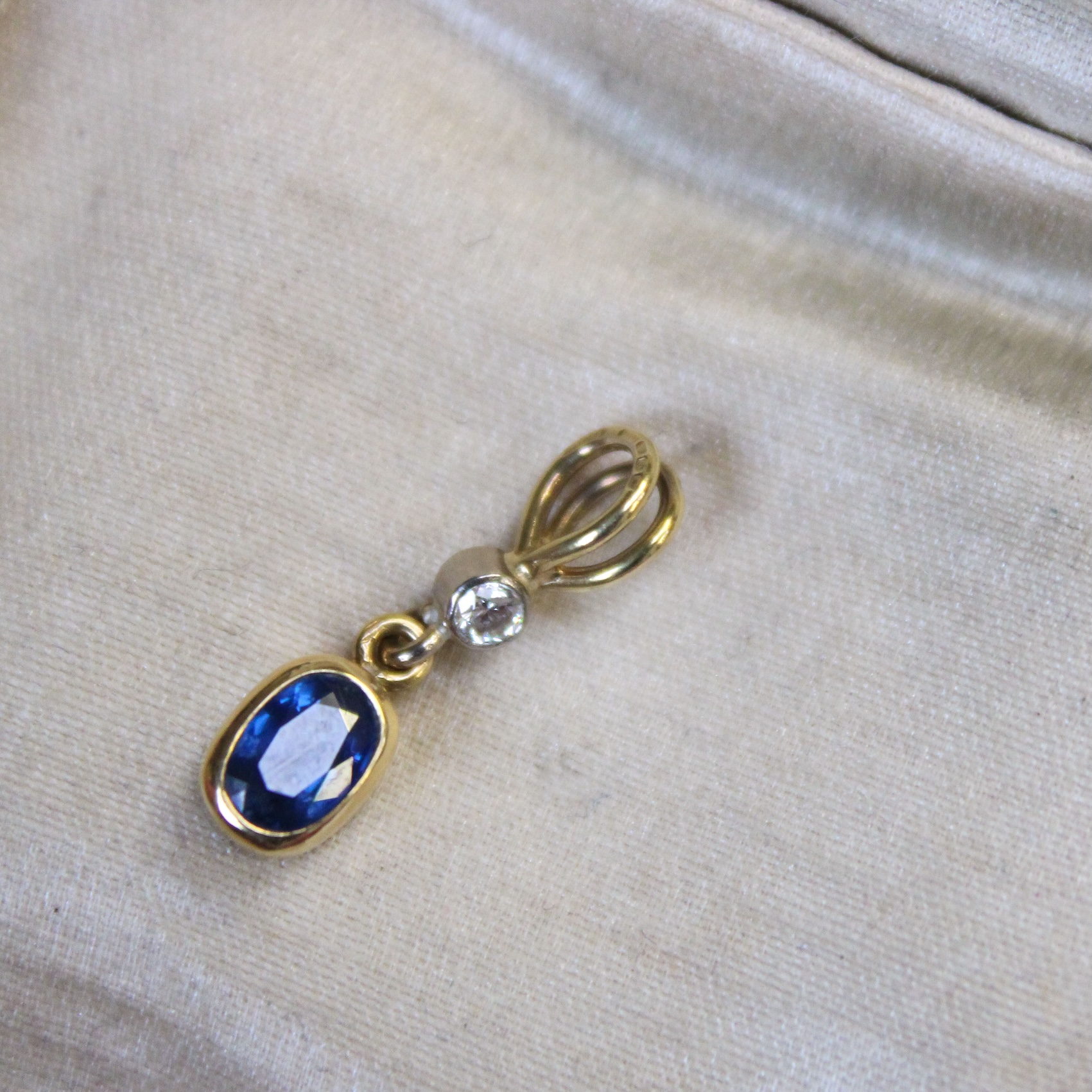 Dainty 18ct gold sapphire and diamond drop pendant - Image 2