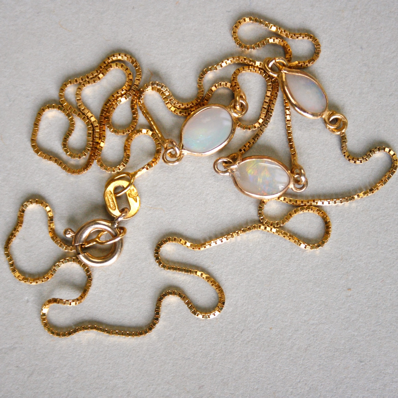 Dainty 9ct opal spectacle set station necklace - Image 3