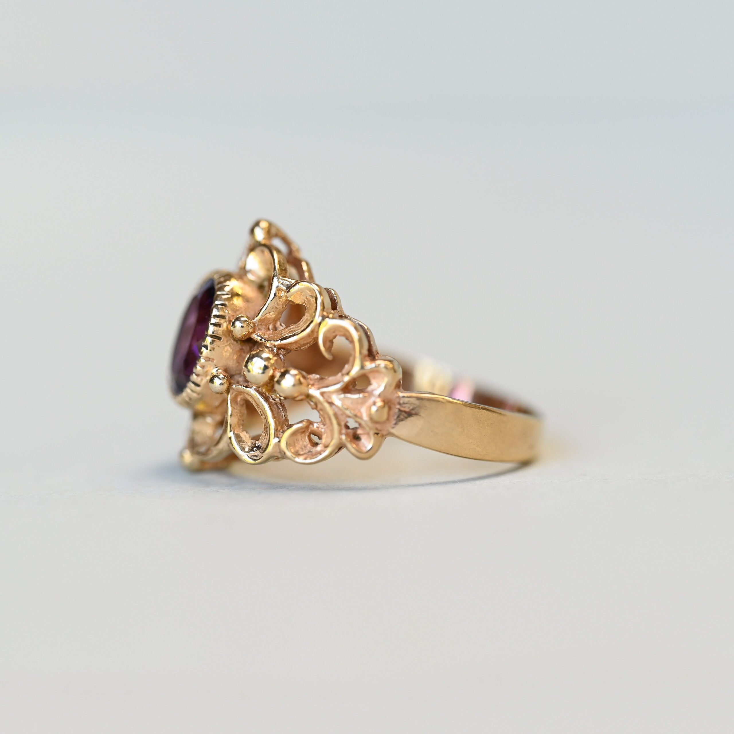 9ct gold decorative amethyst band ring - Image 3