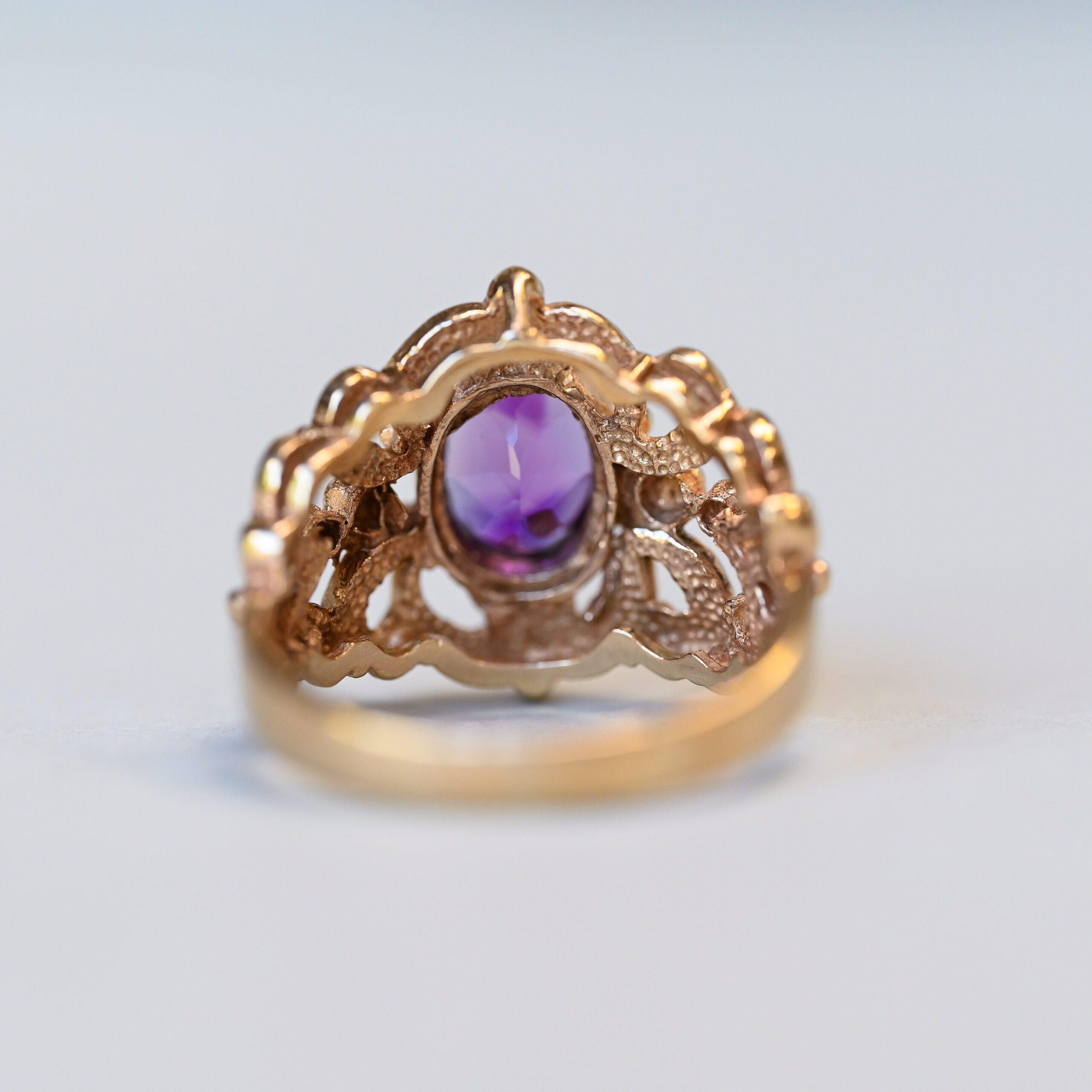 9ct gold decorative amethyst band ring - Image 4