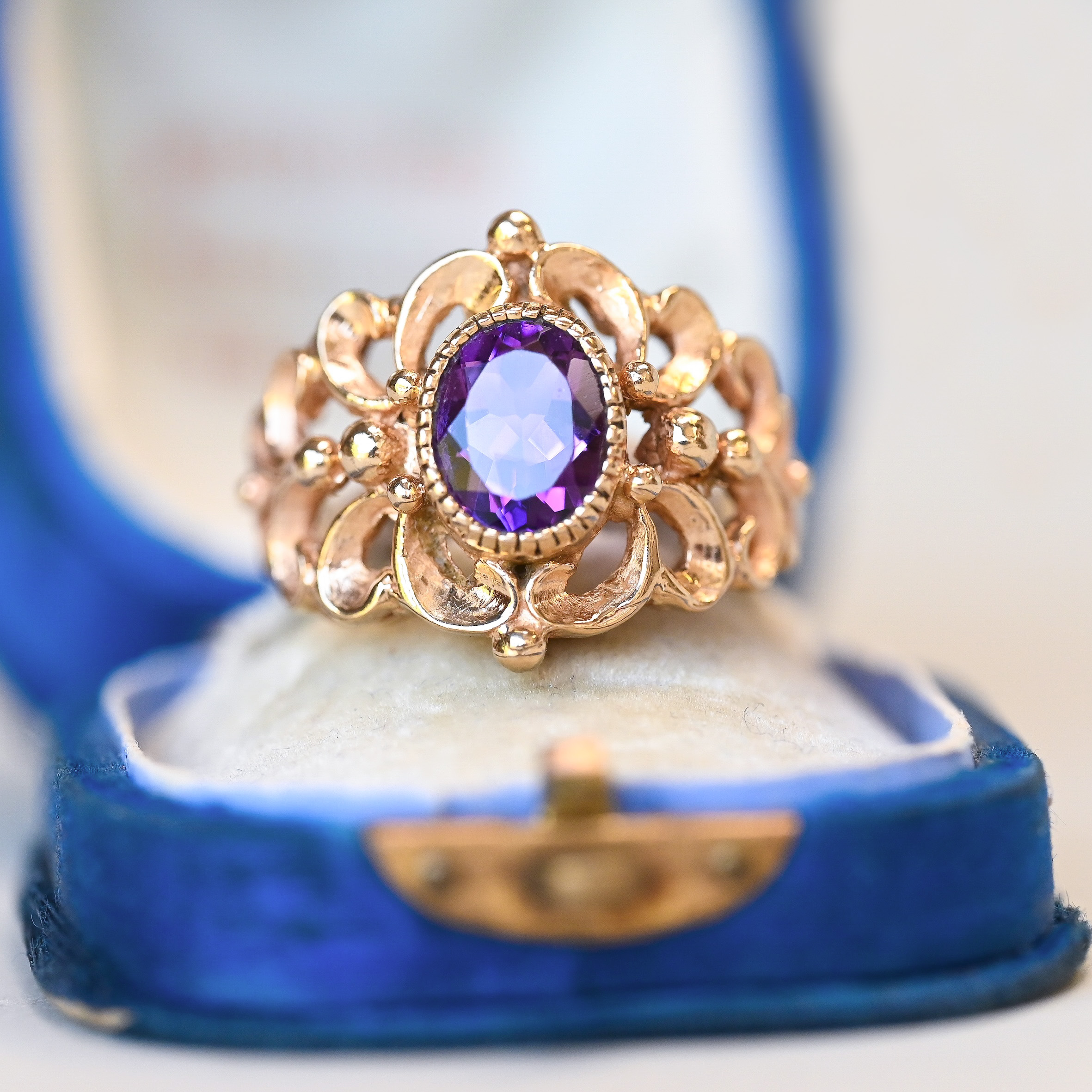 9ct gold decorative amethyst band ring - Image 2