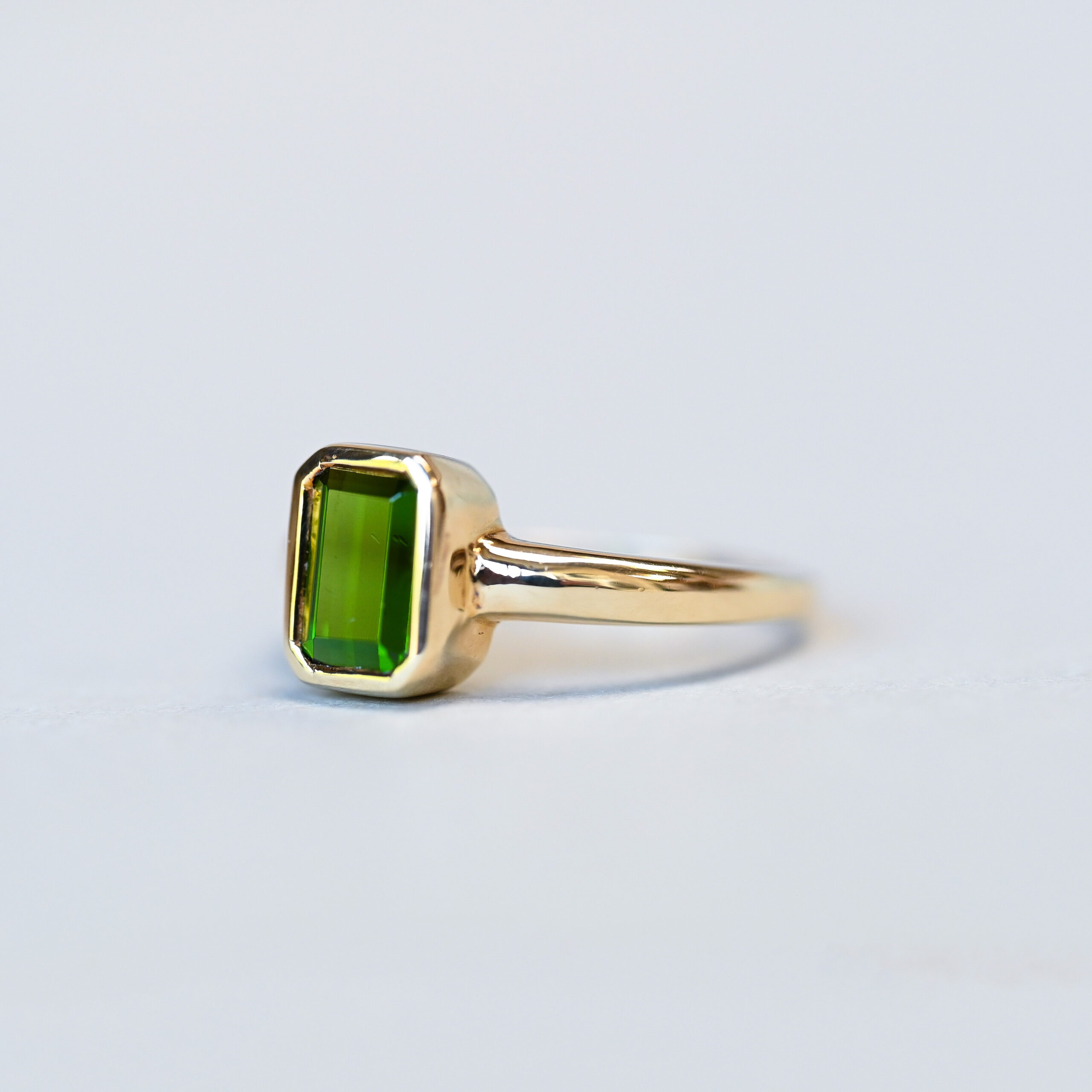 Contemporary 9ct gold step cut green tourmaline ring - Image 3
