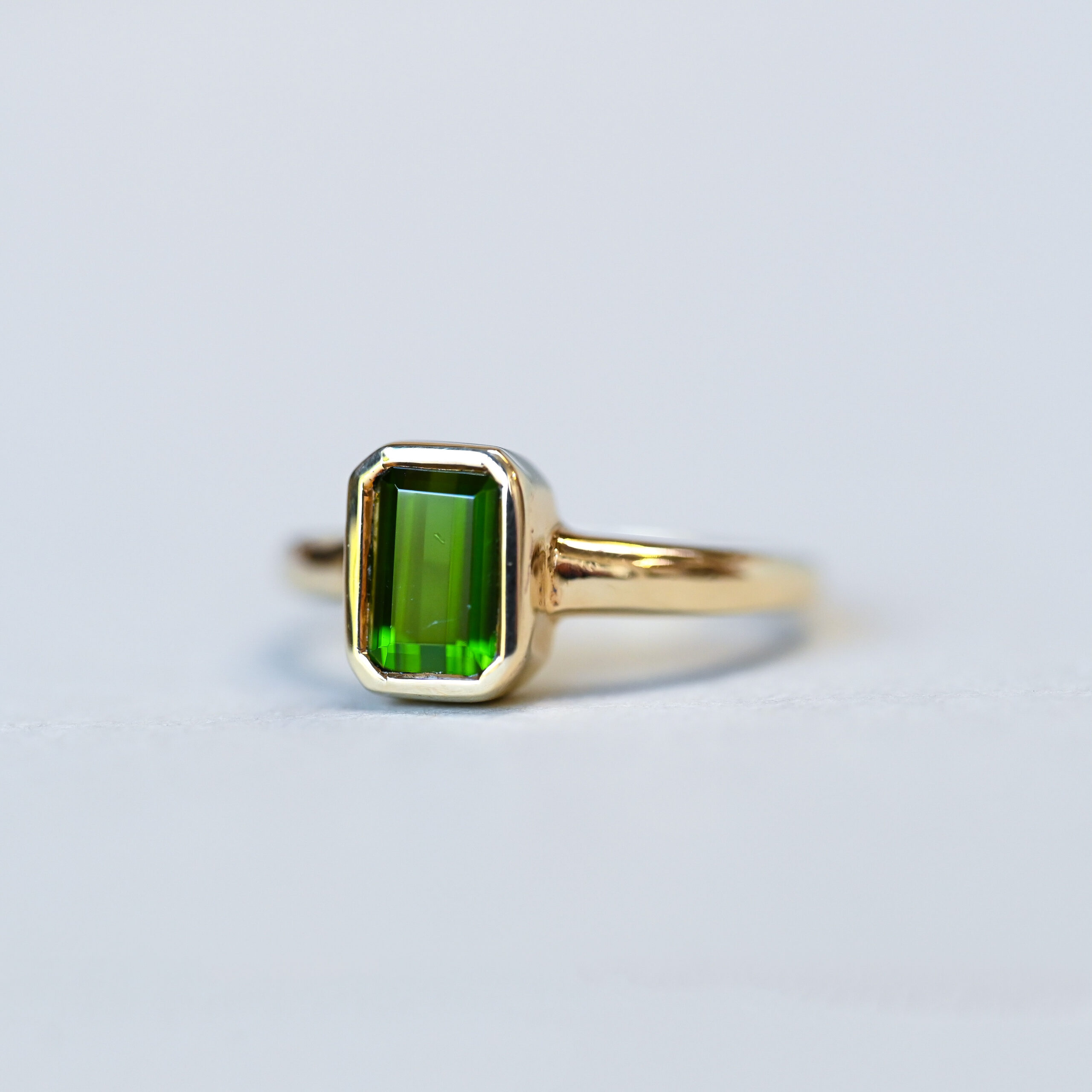 Contemporary 9ct gold step cut green tourmaline ring - Image 2