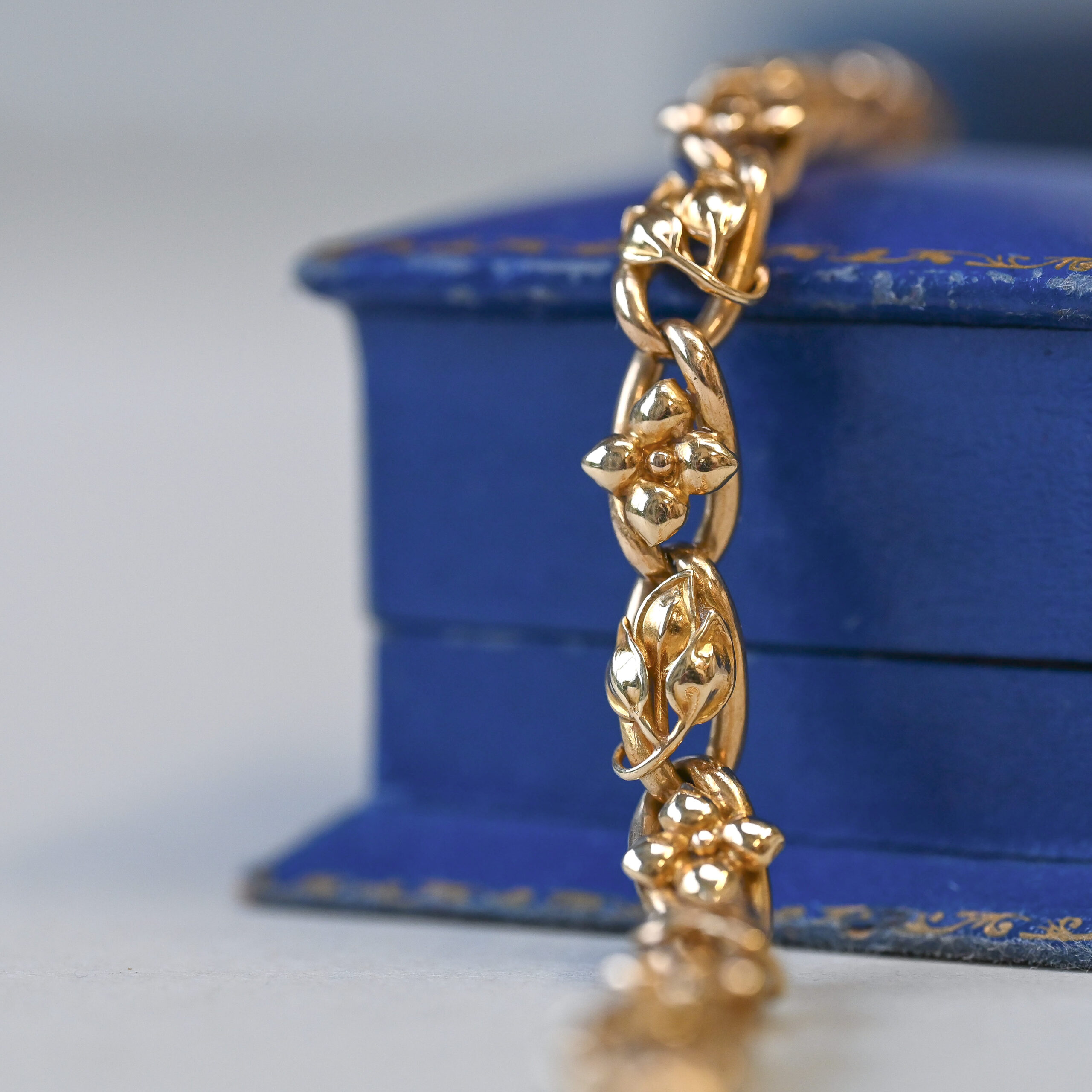 Antique 14ct gold embossed leaf jugendstil bracelet with bolt clasp, c.1925 - Image 2