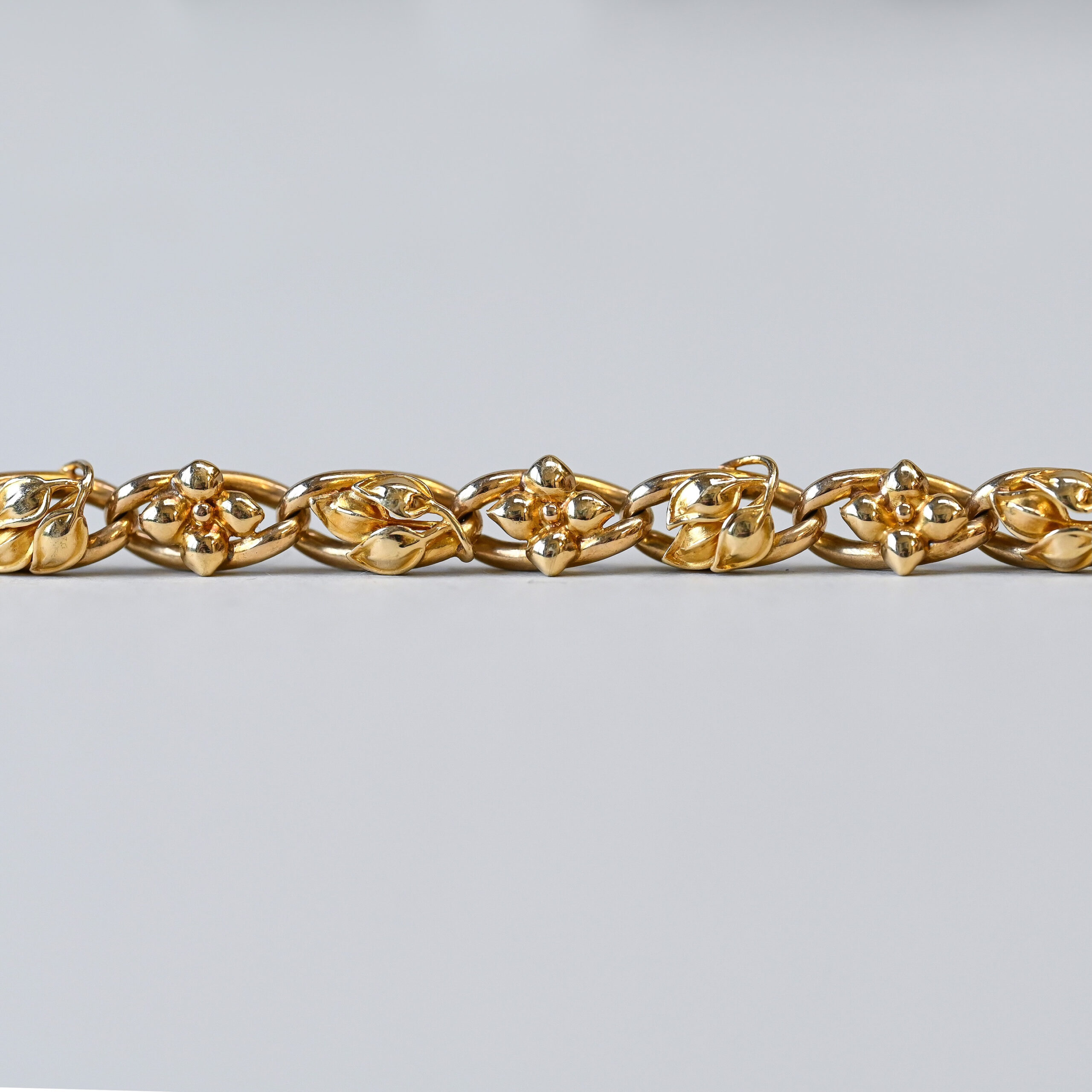 Antique 14ct gold embossed leaf jugendstil bracelet with bolt clasp, c.1925 - Image 3