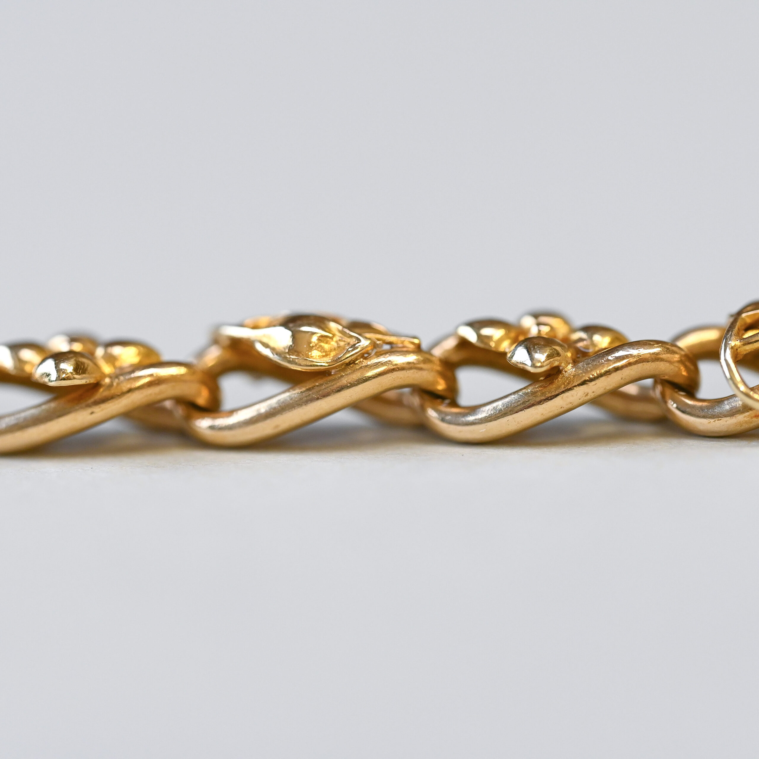 Antique 14ct gold embossed leaf jugendstil bracelet with bolt clasp, c.1925 - Image 4