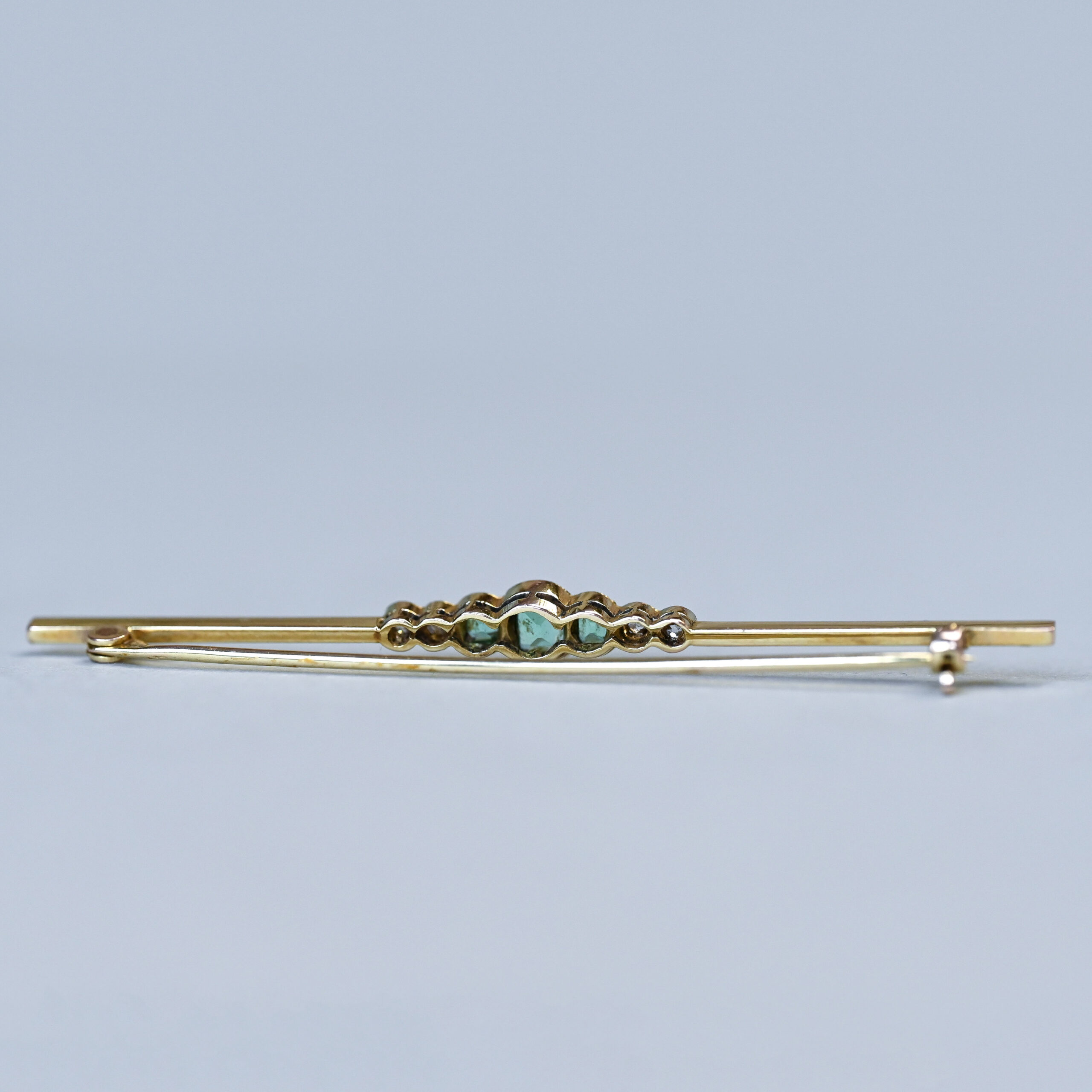 Emerald and diamond bar brooch pin - Image 3