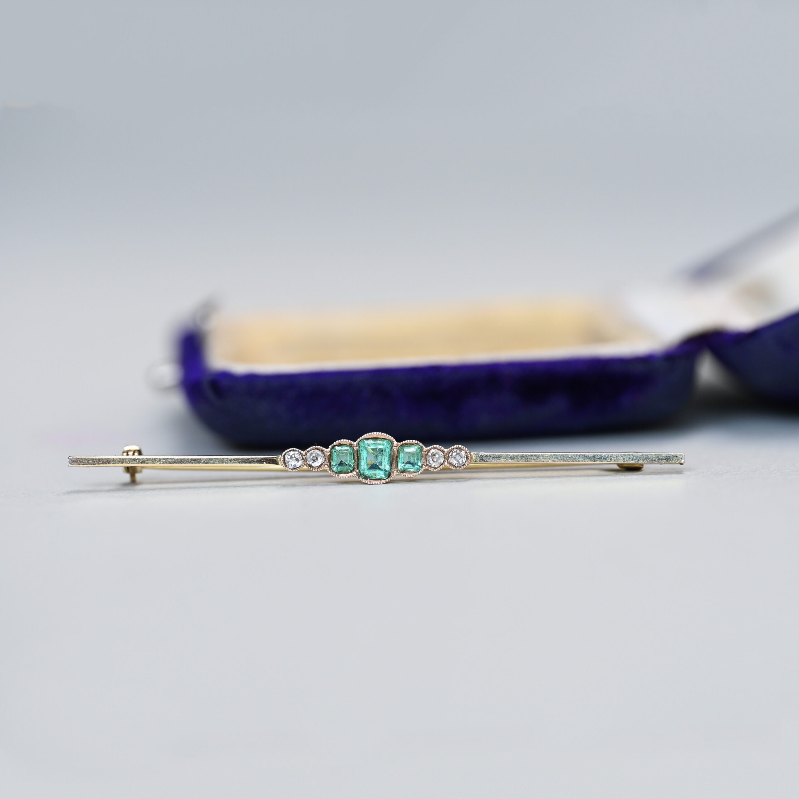 Emerald and diamond bar brooch pin - Image 2