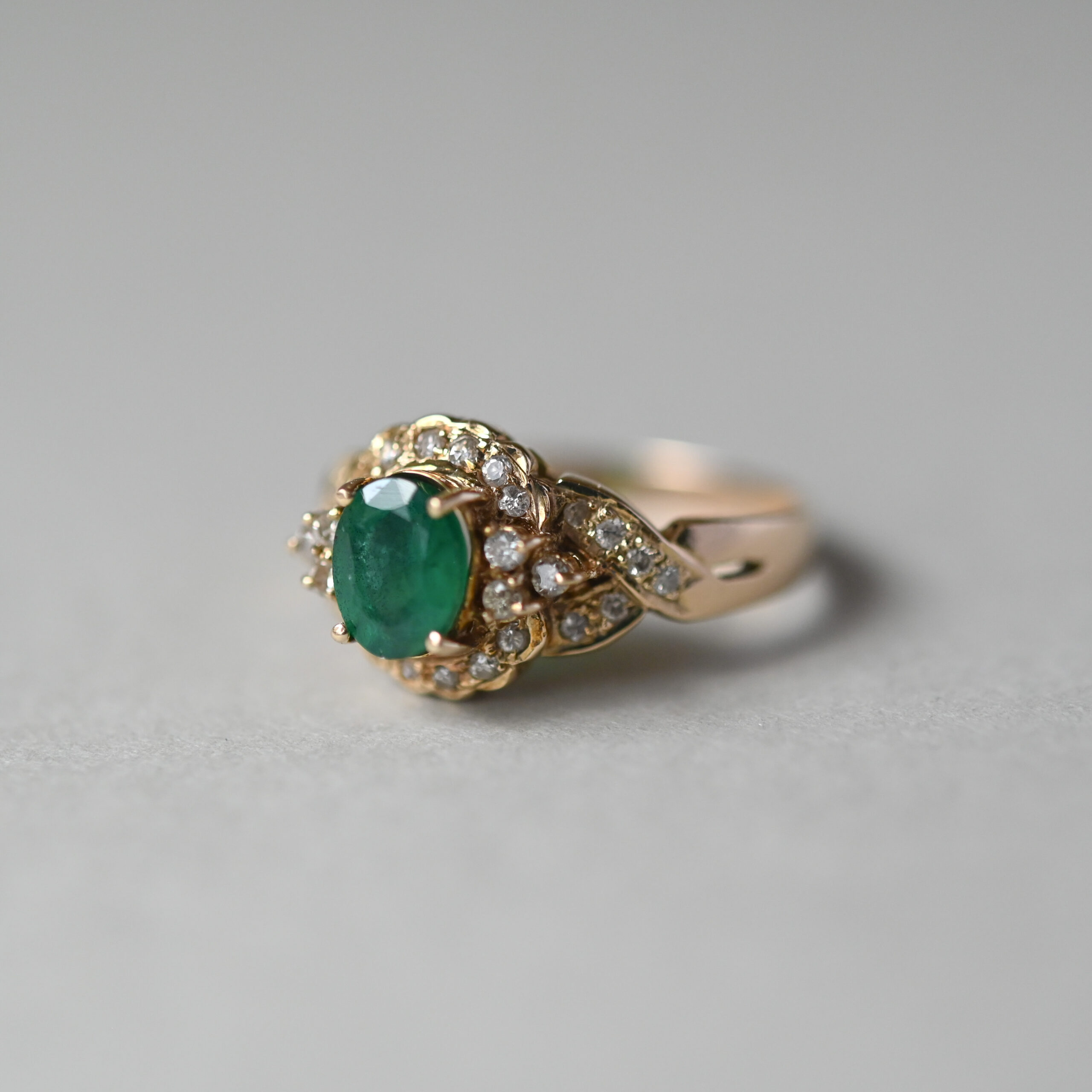 Classic 14ct gold emerald and diamond tiered cluster ring - Image 2