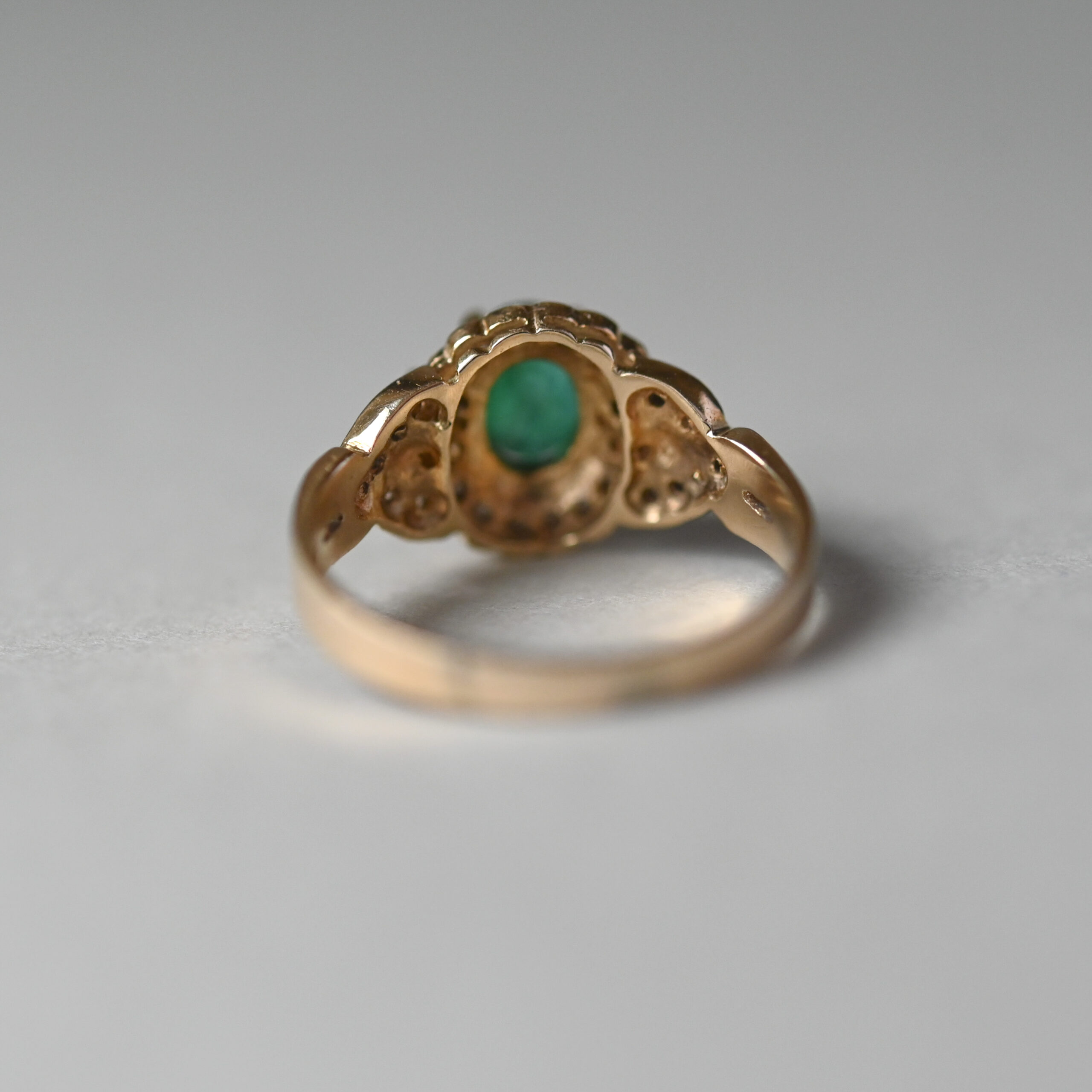 Classic 14ct gold emerald and diamond tiered cluster ring - Image 4