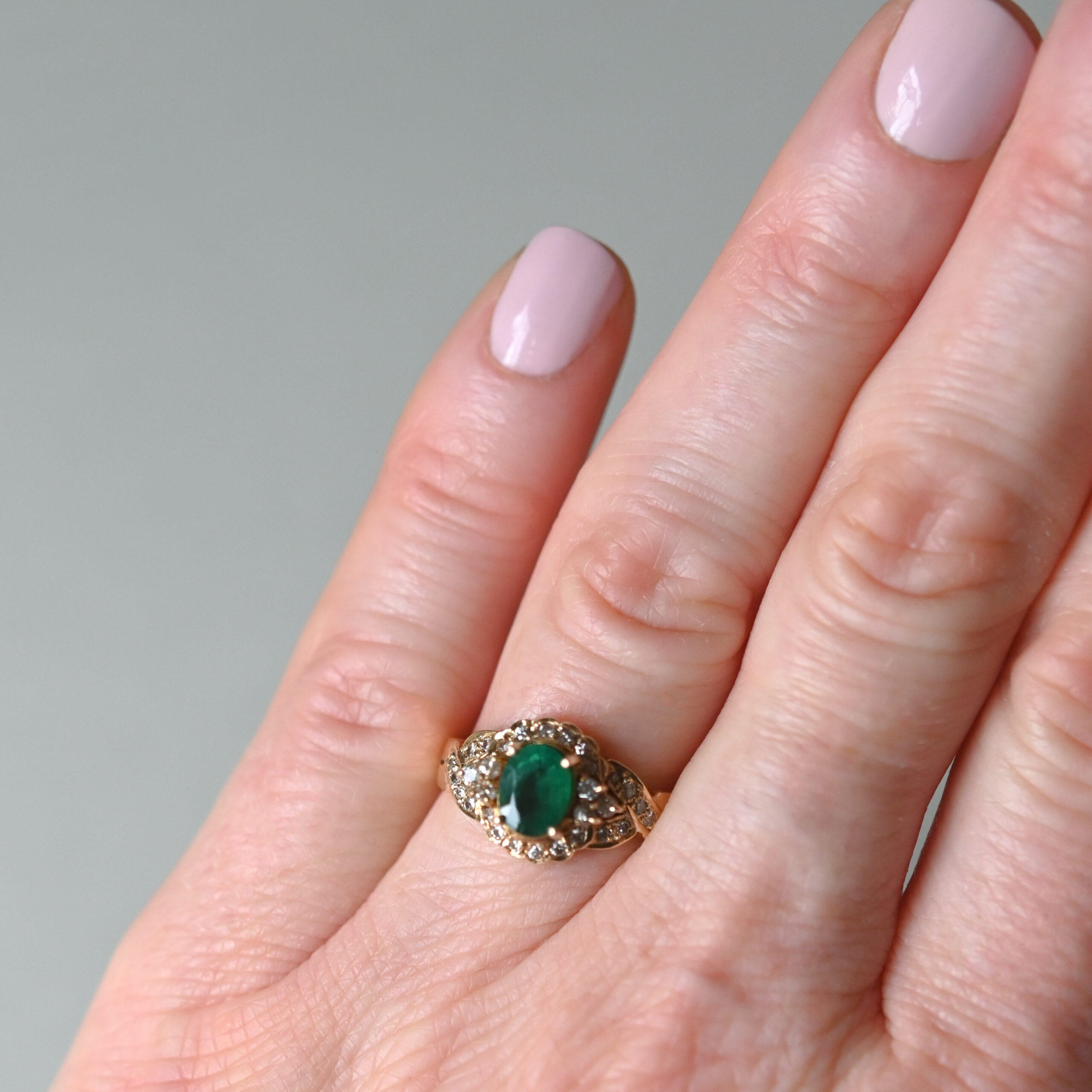 Classic 14ct gold emerald and diamond tiered cluster ring - Image 3