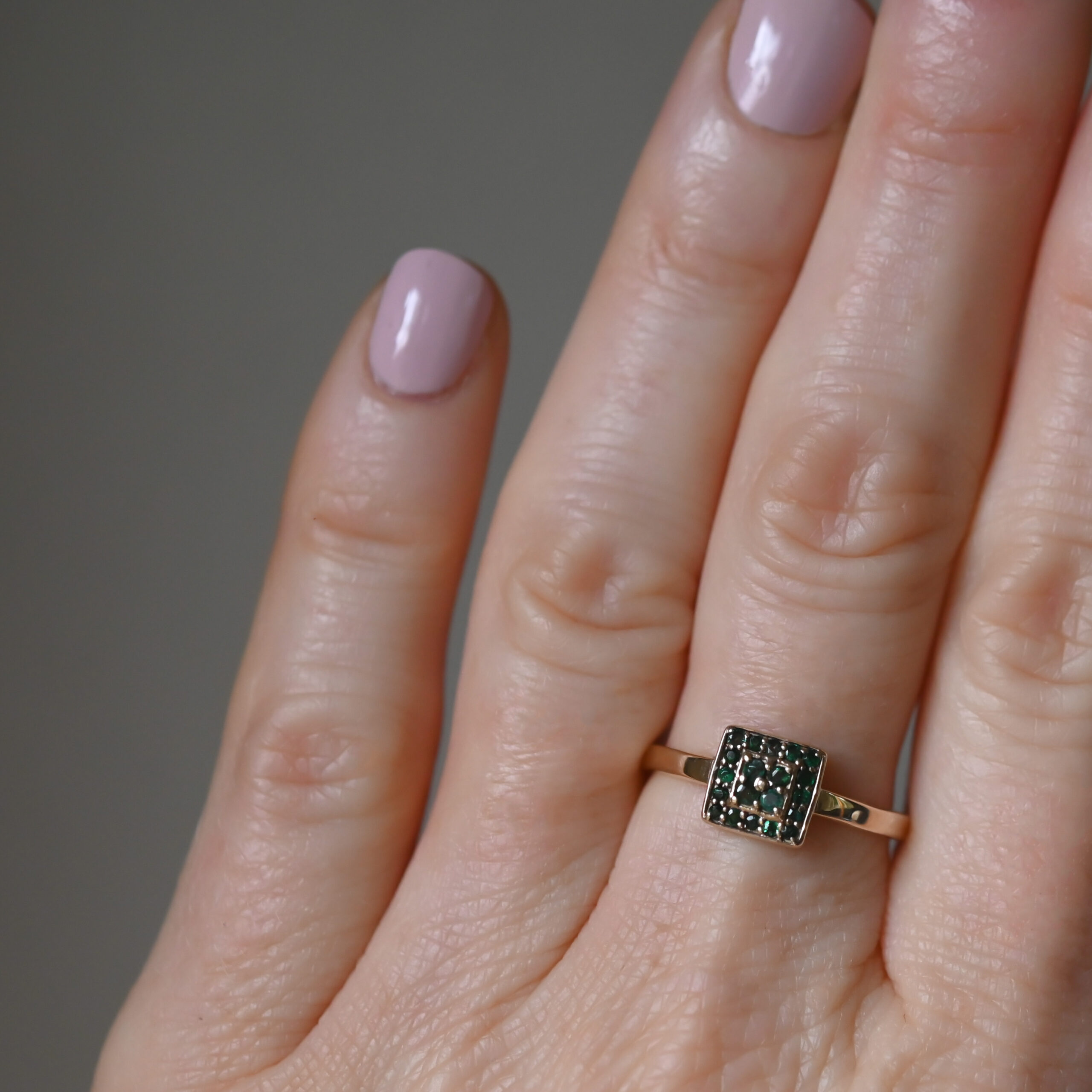Contemporary 9ct gold emerald square cluster ring - Image 3