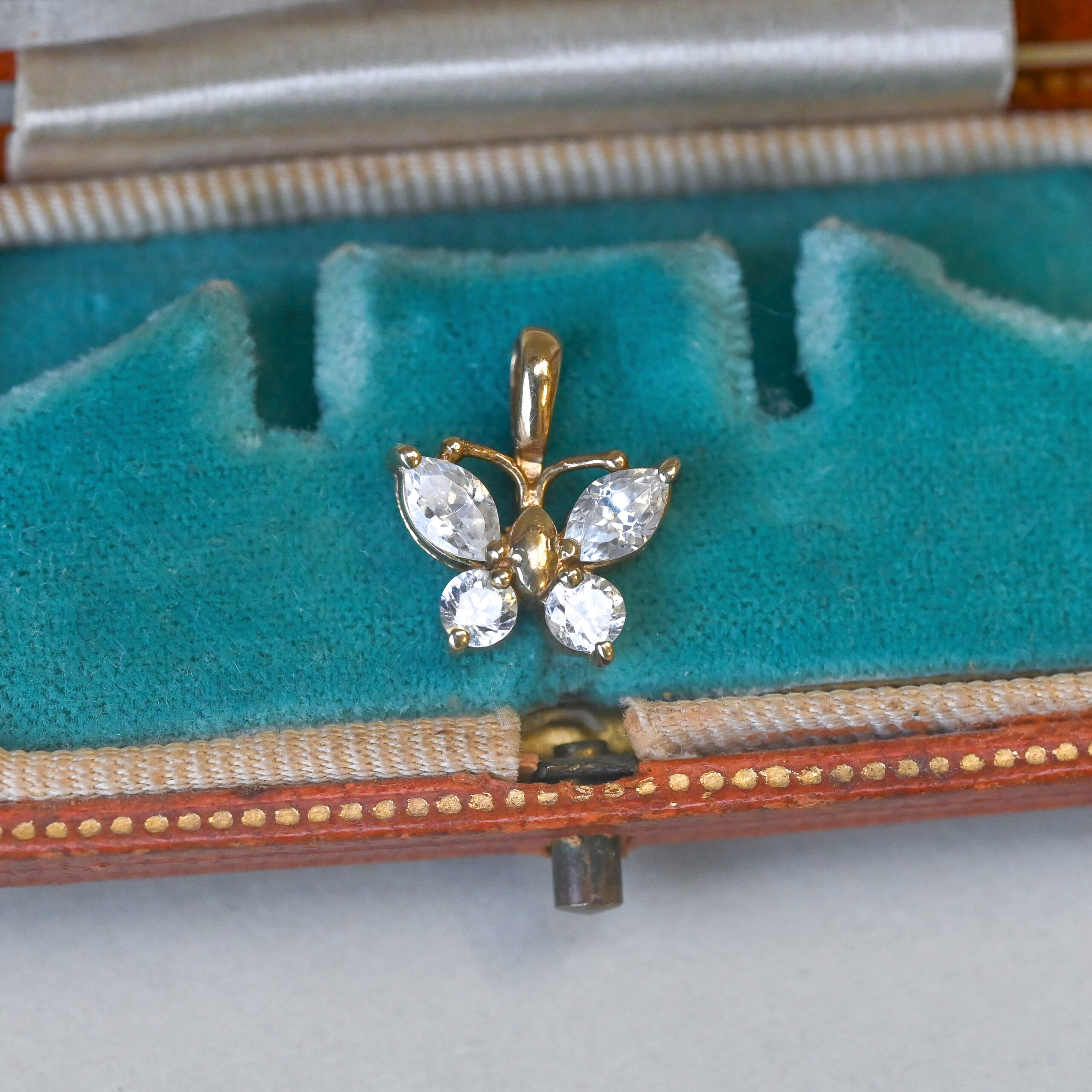 Contemporary 9ct gold paste cutie butterfly charm - Image 2