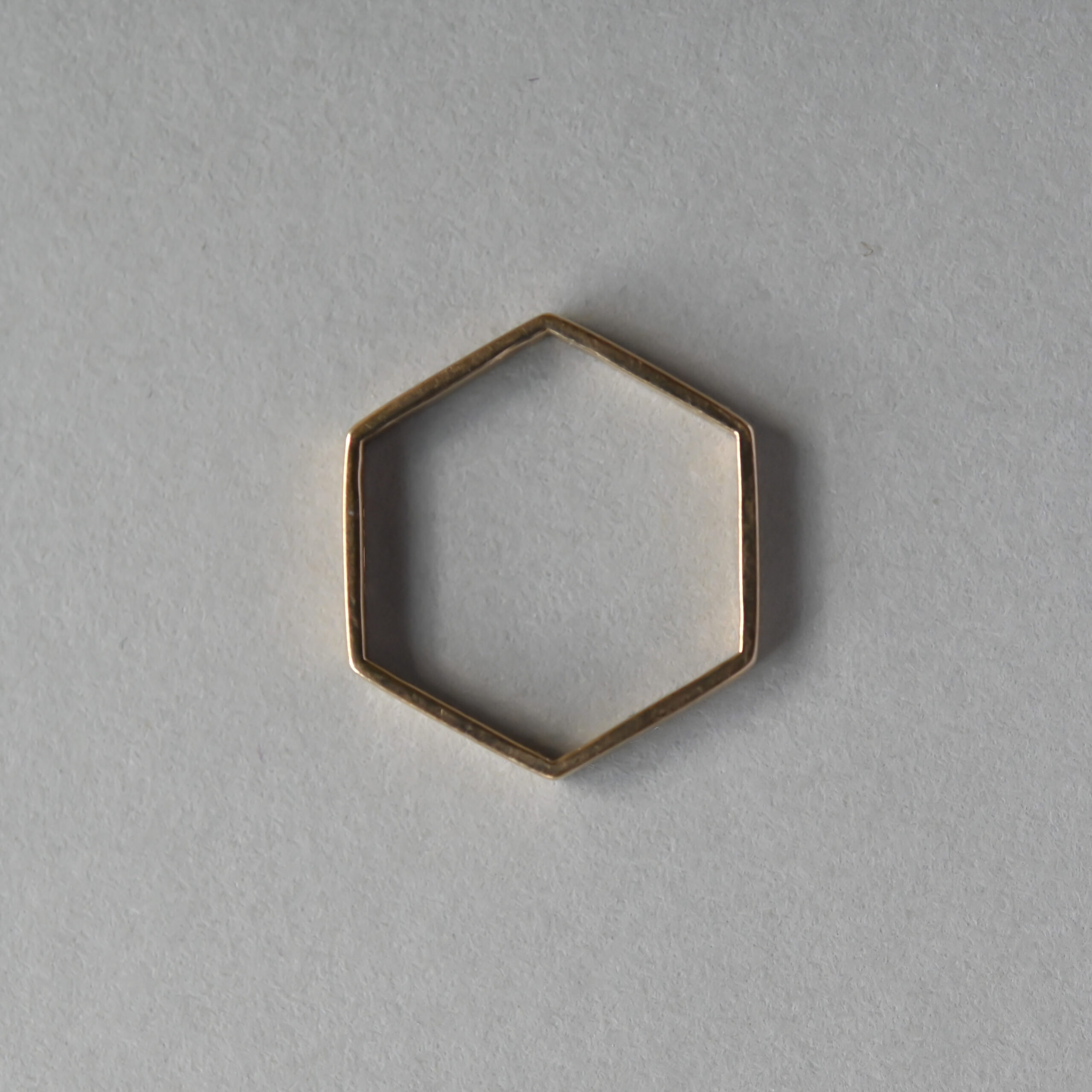 Cutie 9ct gold hexagonal stacking band ring - Image 3