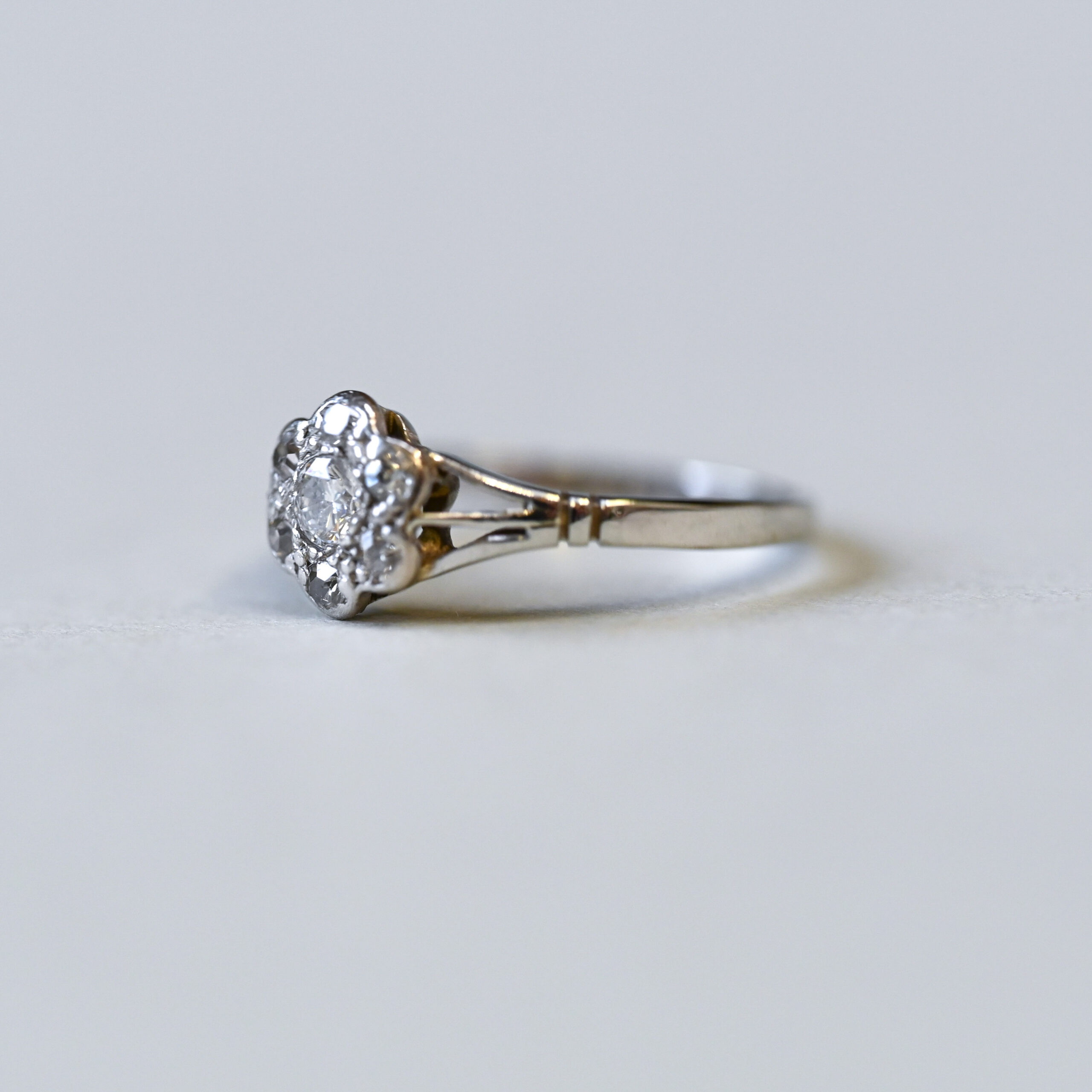 Edwardian 18ct gold and platinum diamond daisy cluster ring - Image 3