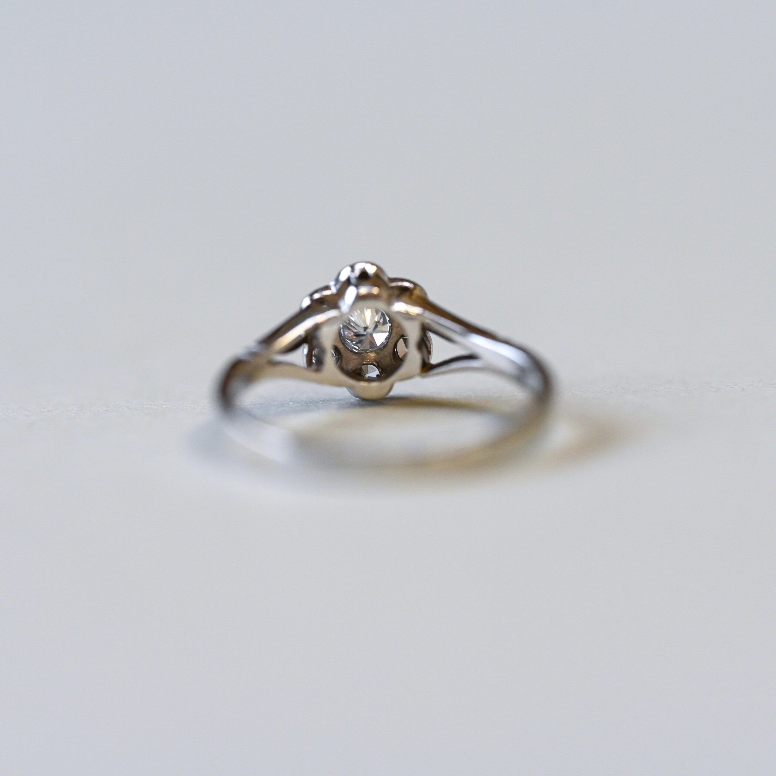 Edwardian 18ct gold and platinum diamond daisy cluster ring - Image 4