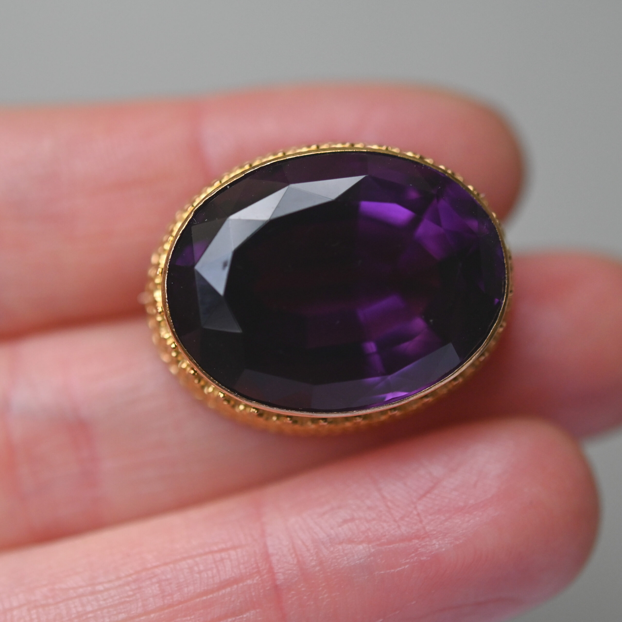 Victorian 1860s 15ct gold amethyst fleur de lis brooch - Image 4