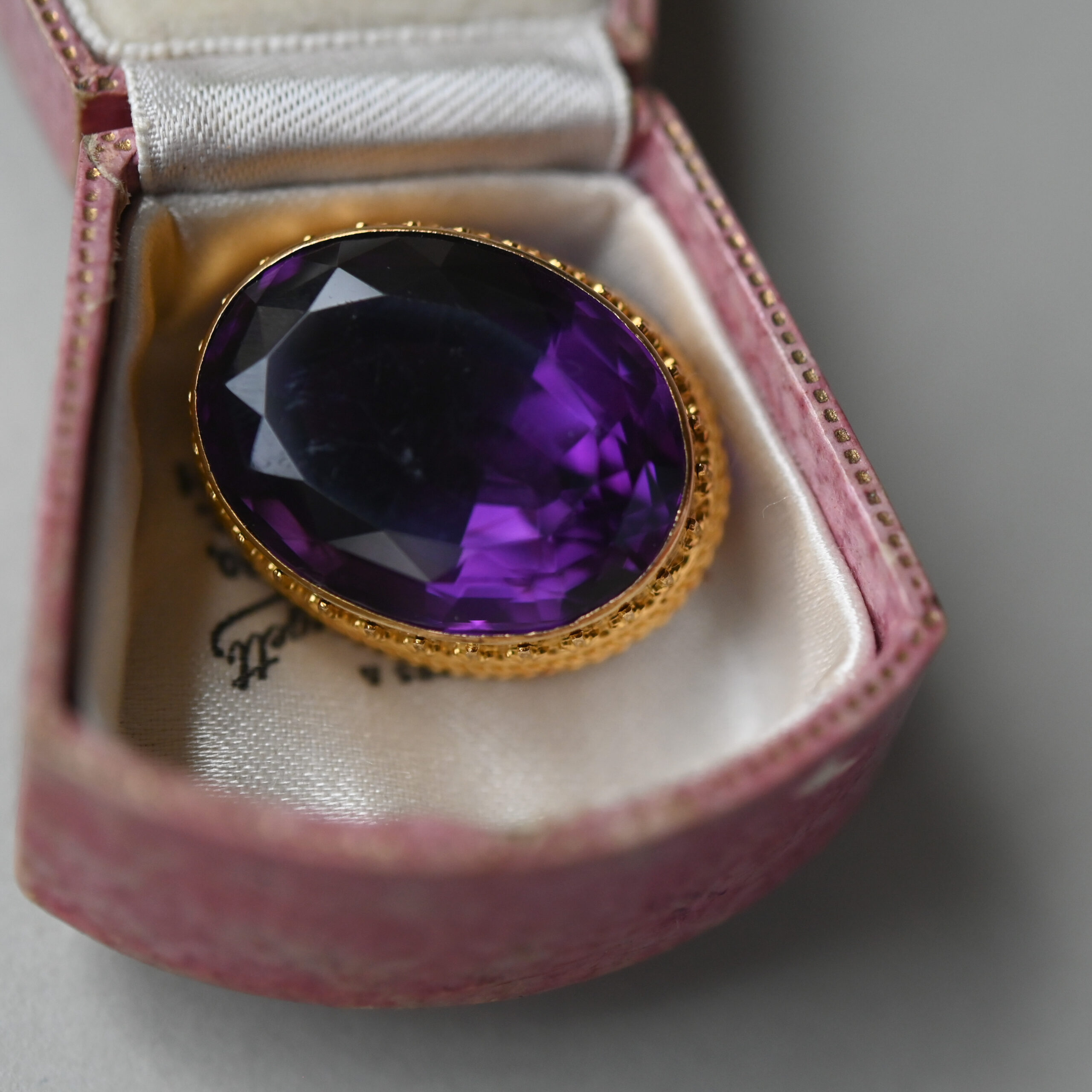 Victorian 1860s 15ct gold amethyst fleur de lis brooch - Image 2