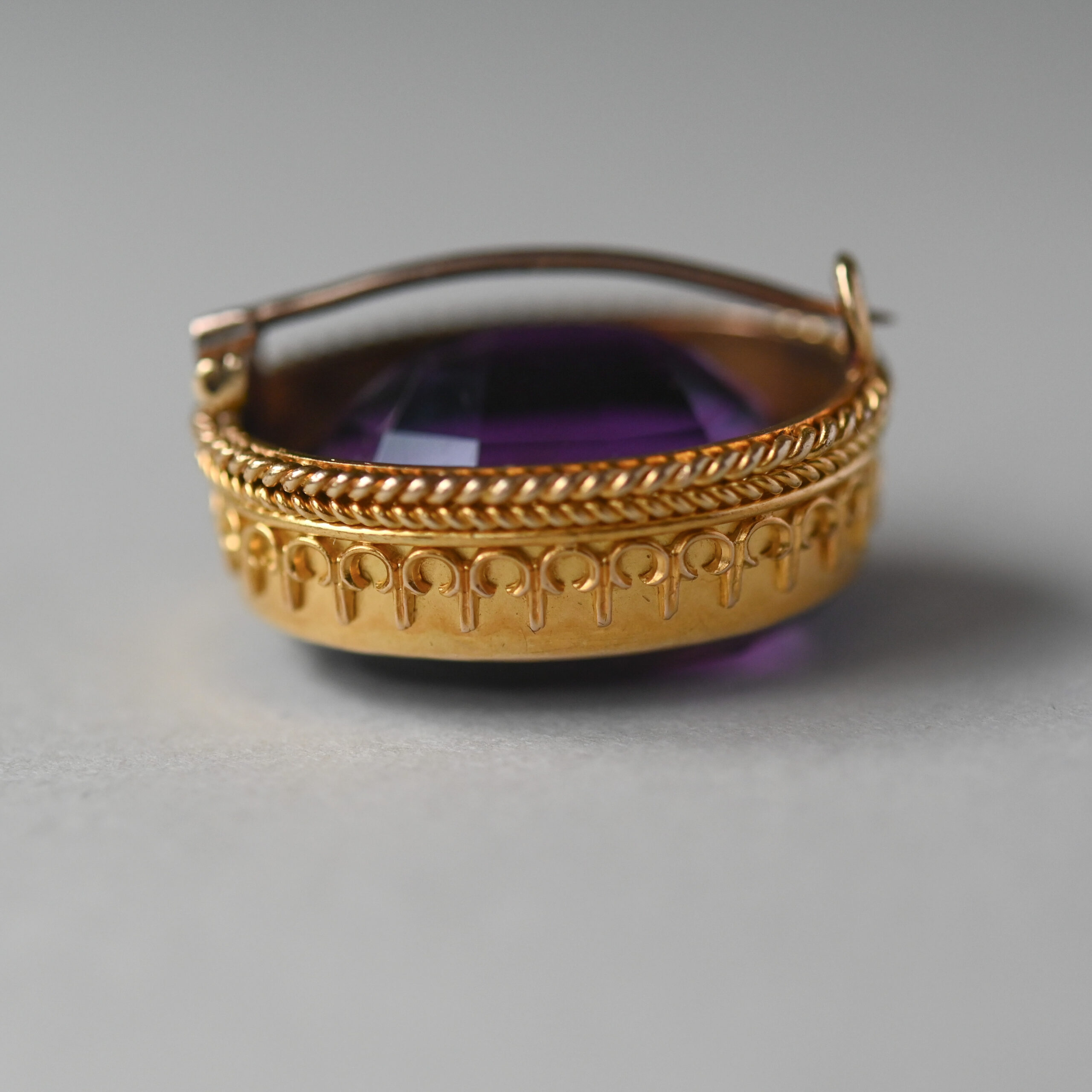 Victorian 1860s 15ct gold amethyst fleur de lis brooch - Image 5