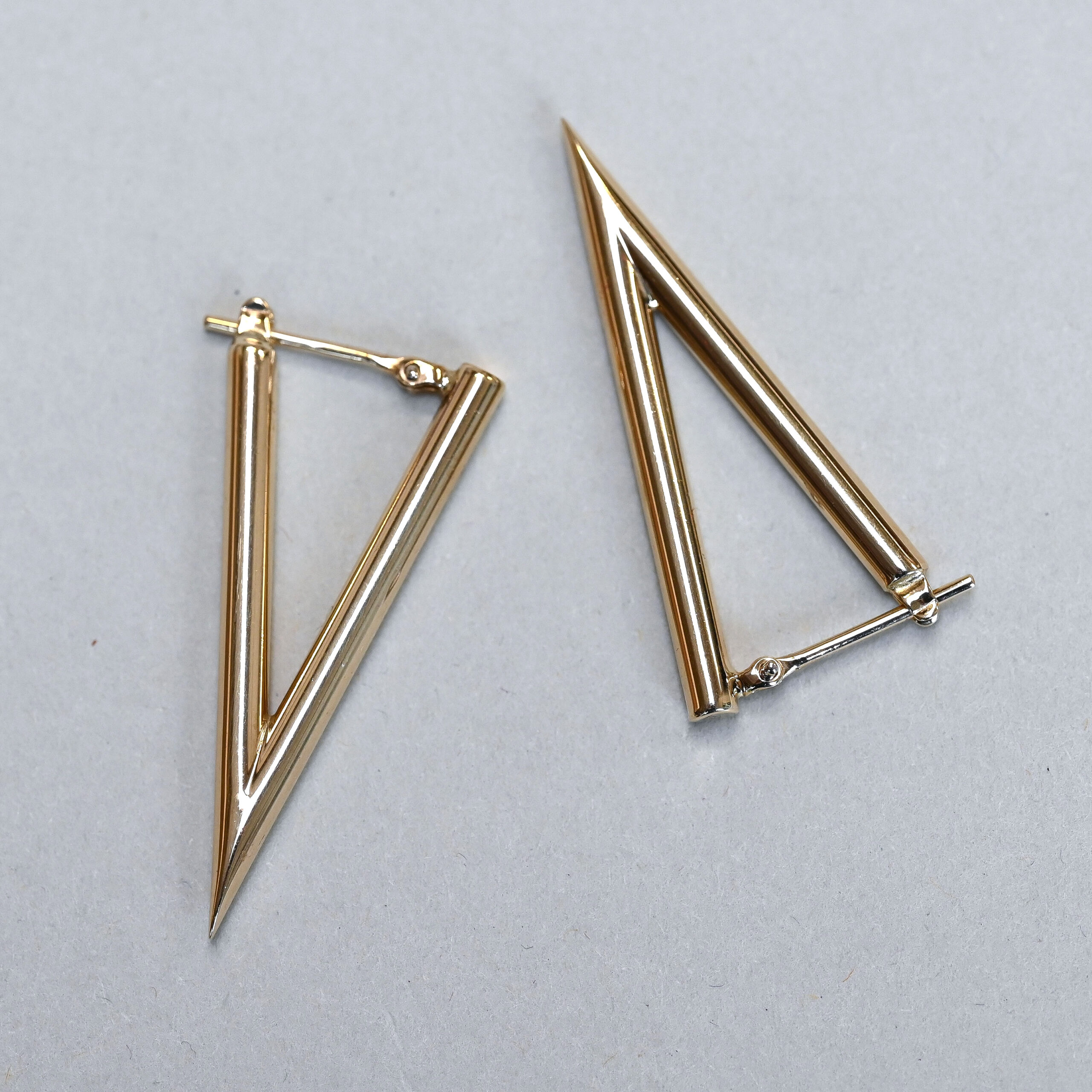 Aesthetic pair of 9ct gold triangular drop earrings