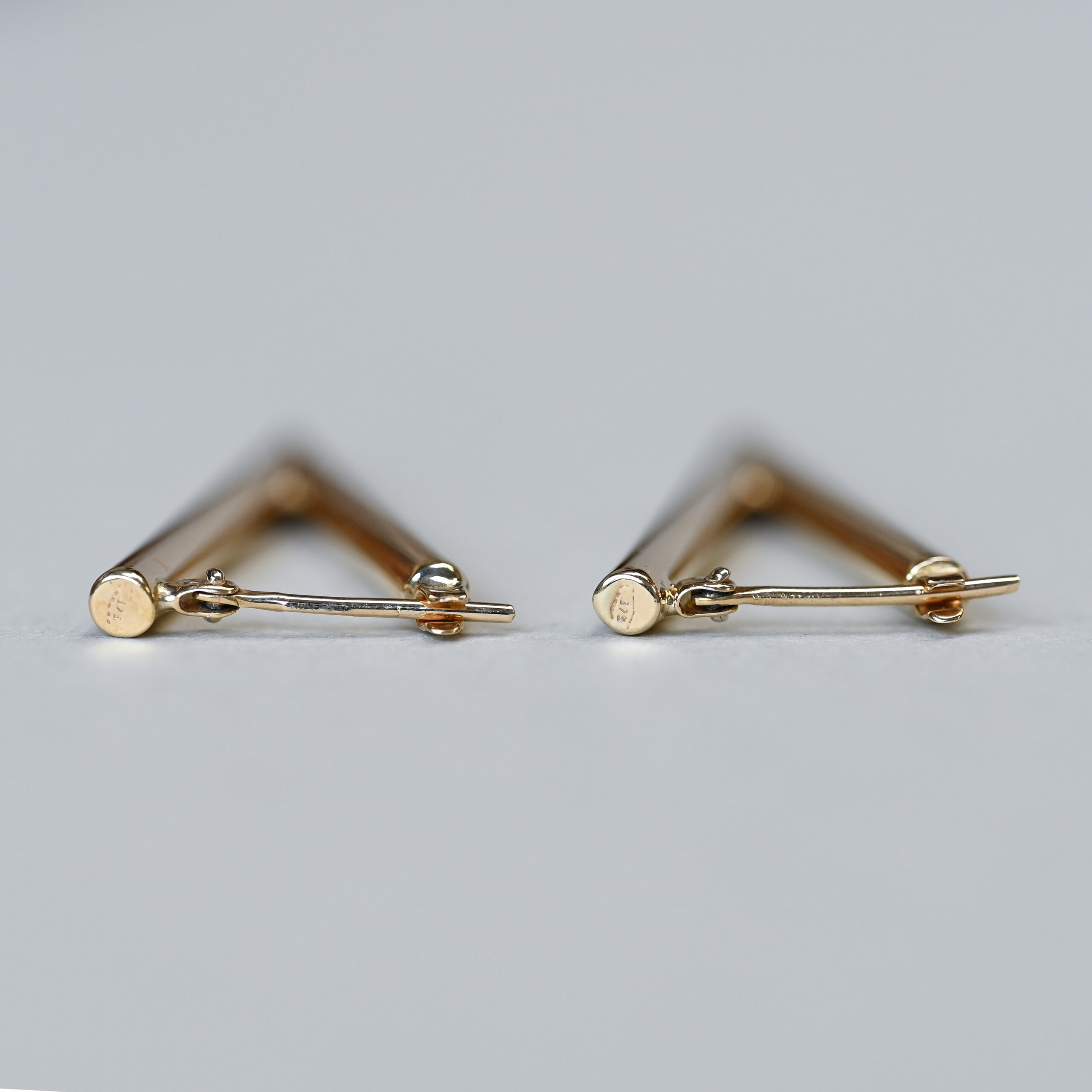 Aesthetic pair of 9ct gold triangular drop earrings - Image 4