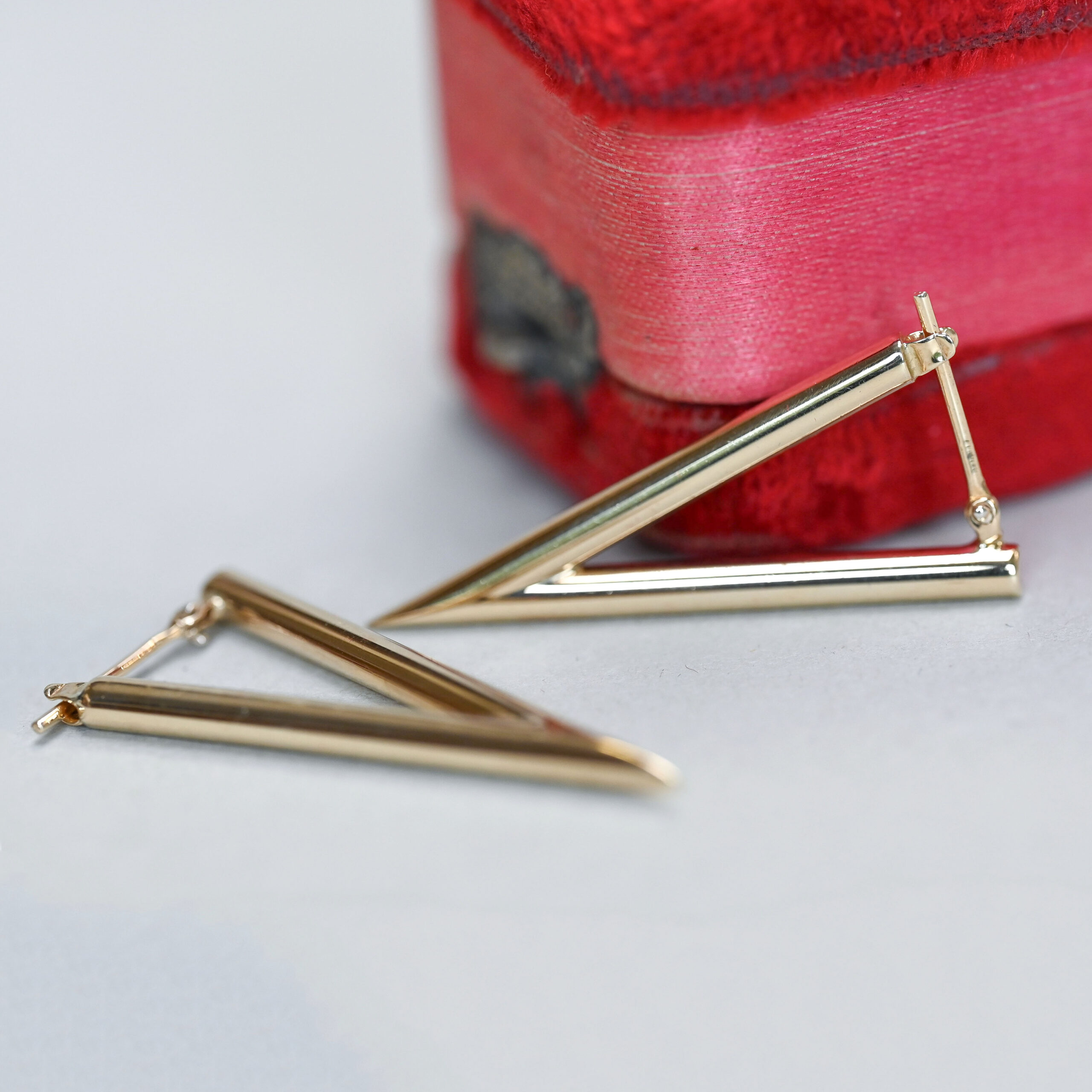 Aesthetic pair of 9ct gold triangular drop earrings - Image 3