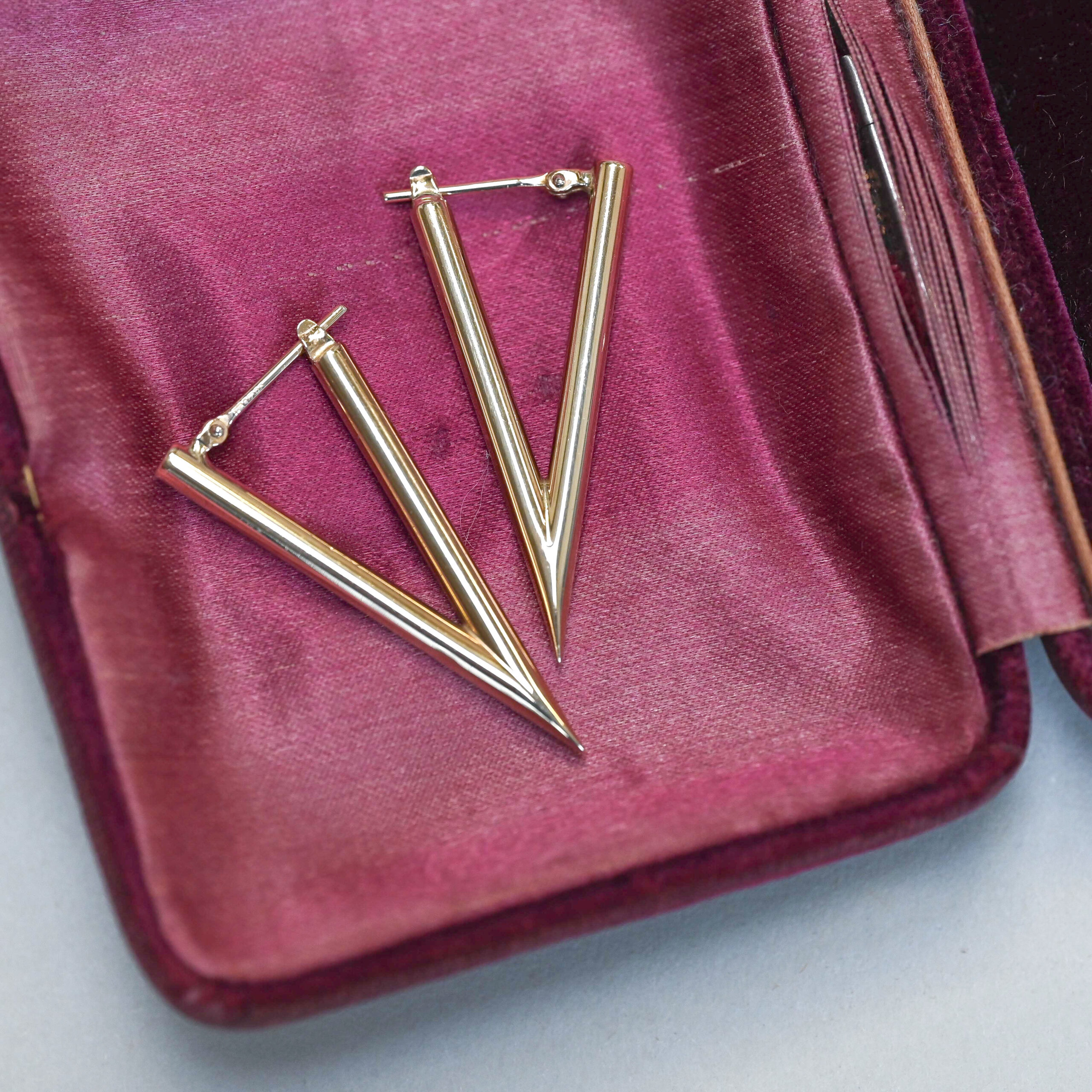 Aesthetic pair of 9ct gold triangular drop earrings - Image 2