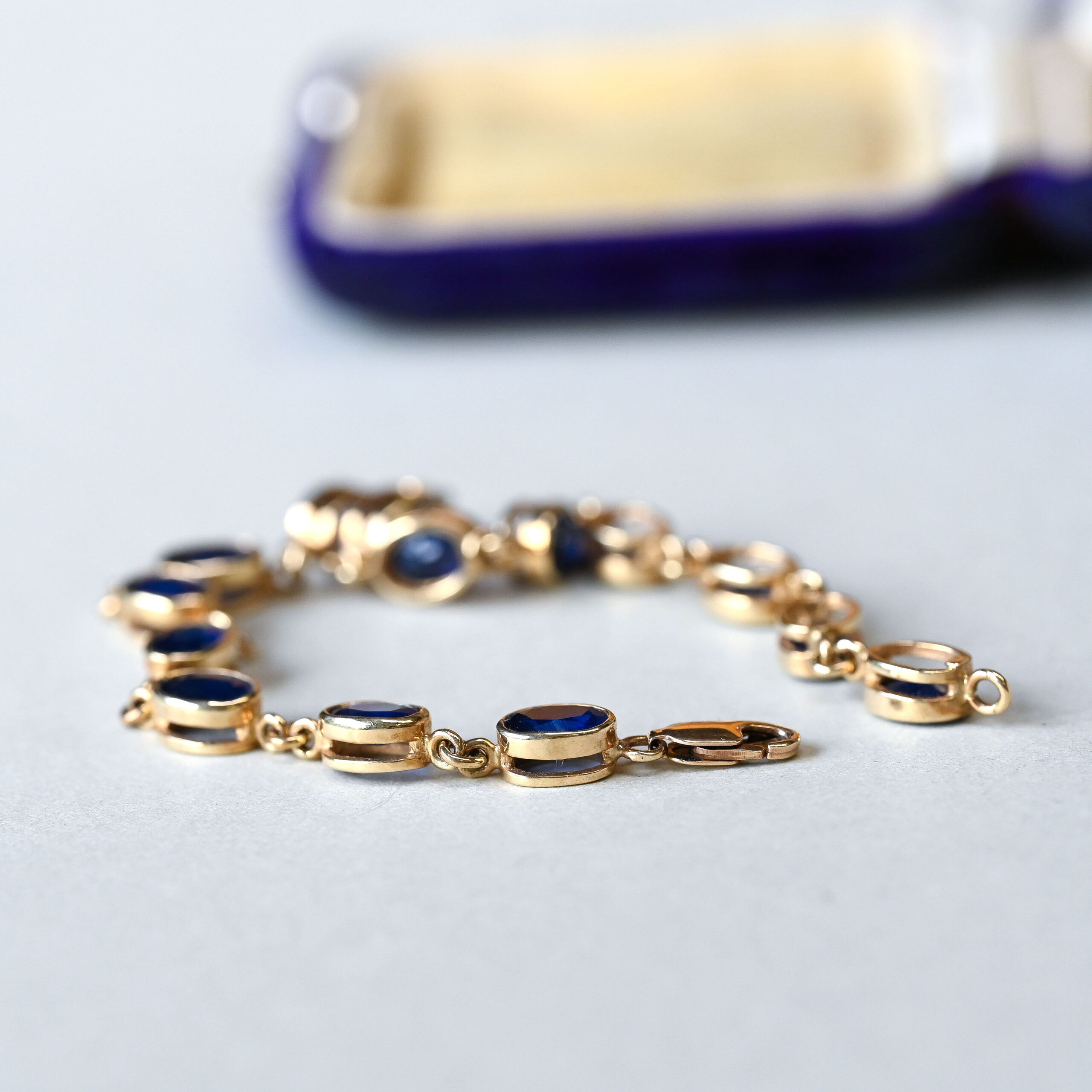 Contemporary 9ct gold sapphire tennis bracelet - Image 4