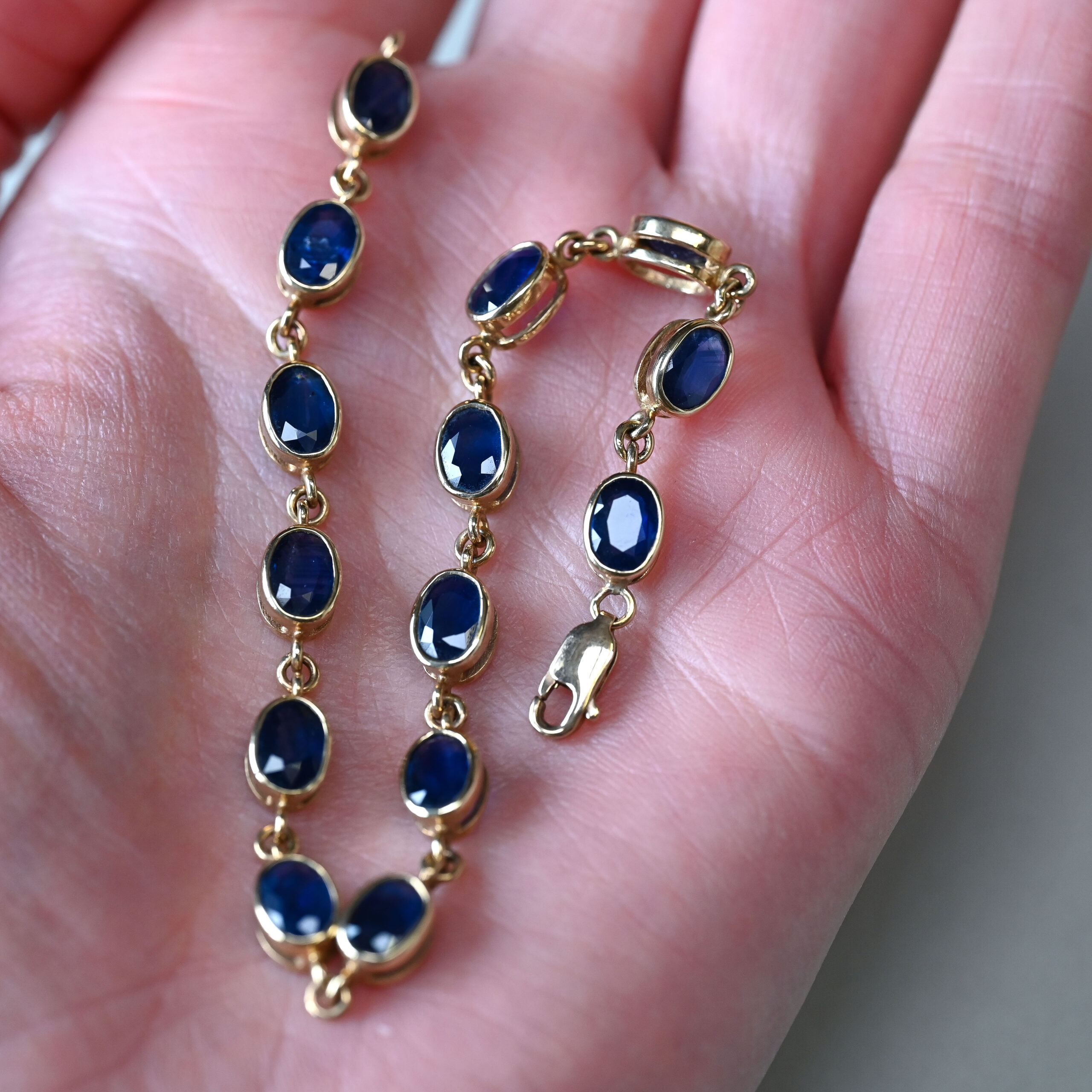 Contemporary 9ct gold sapphire tennis bracelet - Image 5
