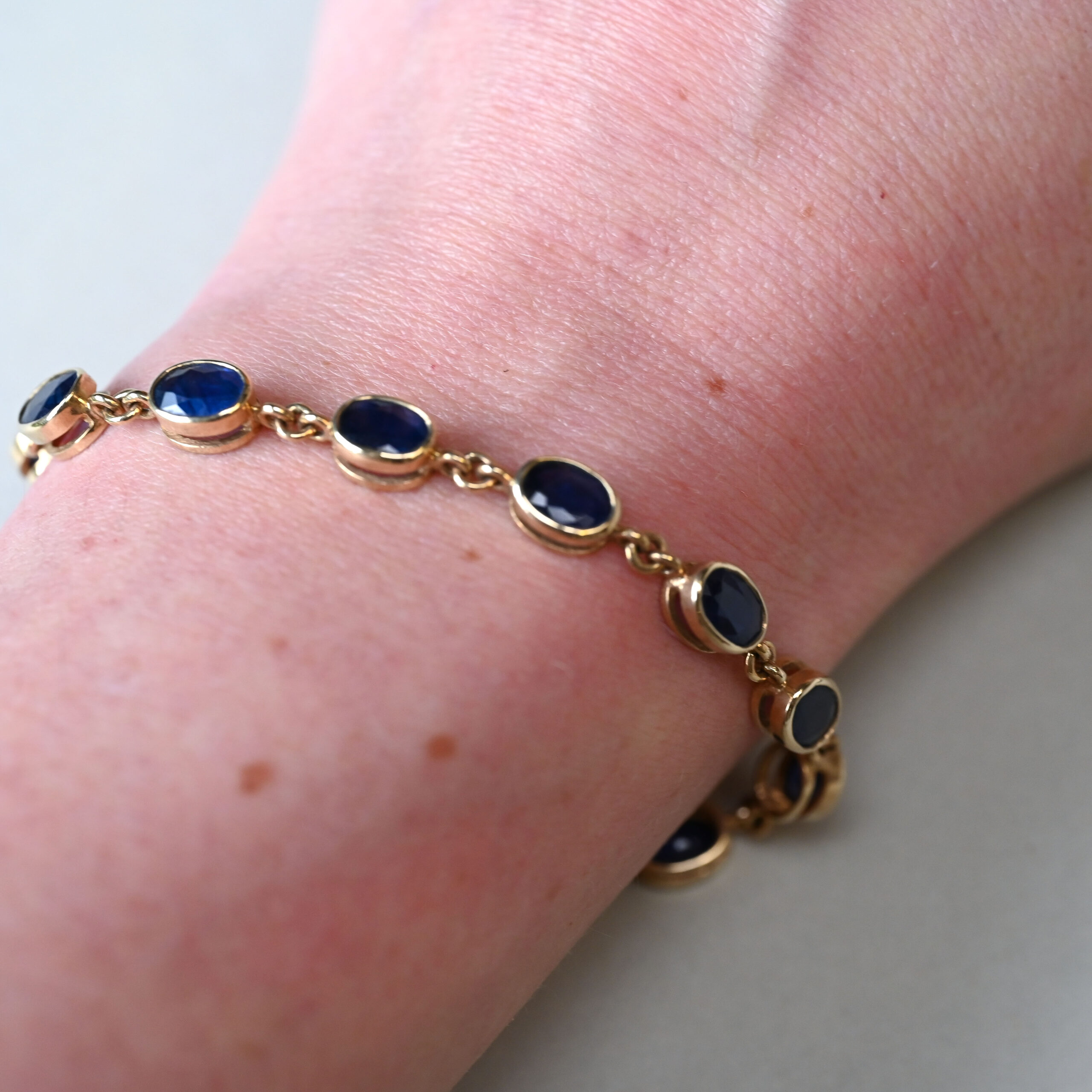 Contemporary 9ct gold sapphire tennis bracelet - Image 6
